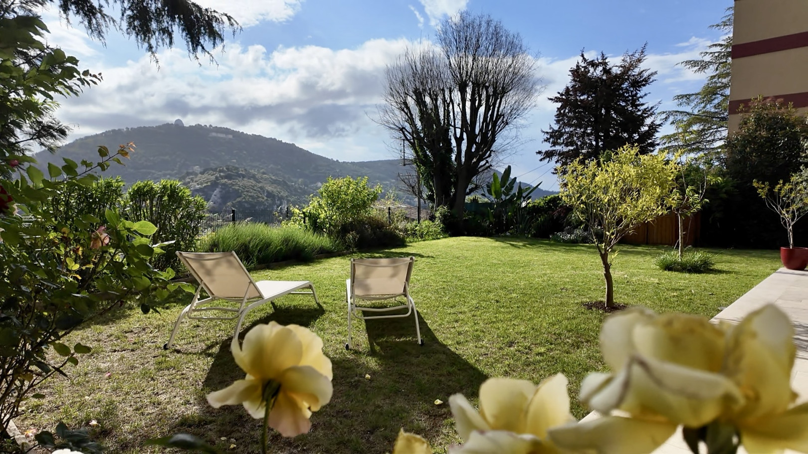 
                                                Vente
                                                 Nice Cimiez - Une vie comme dans une maison !