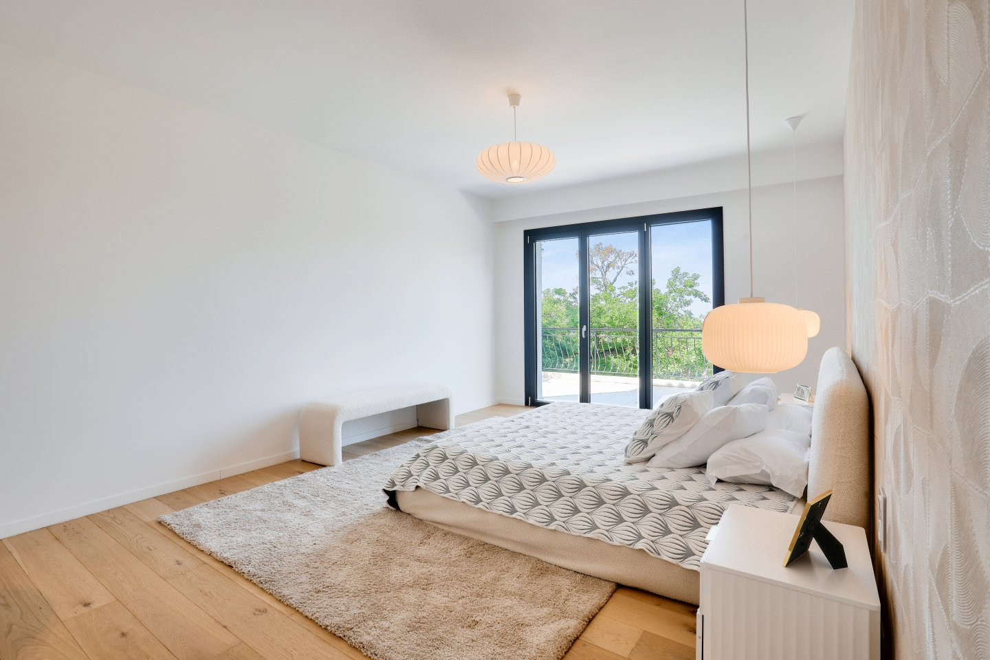 
                                                Vente
                                                 Nice - Col des Quatres Chamins - Magnifique maison 9 pièces de 395 m² entièrement rénovée avec piscine