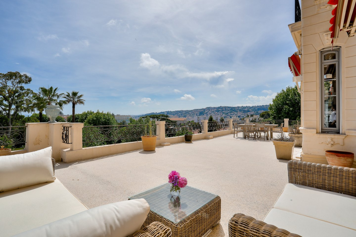 
                                                Vente
                                                 Nice - Exceptionnel appartement rénové dans un ancien Palace de Cimiez