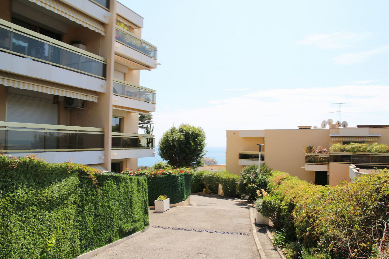 
                                                Vente
                                                 Nice Fabron 2 Pieces standing VUE MER Panoramique au calme avec piscine
