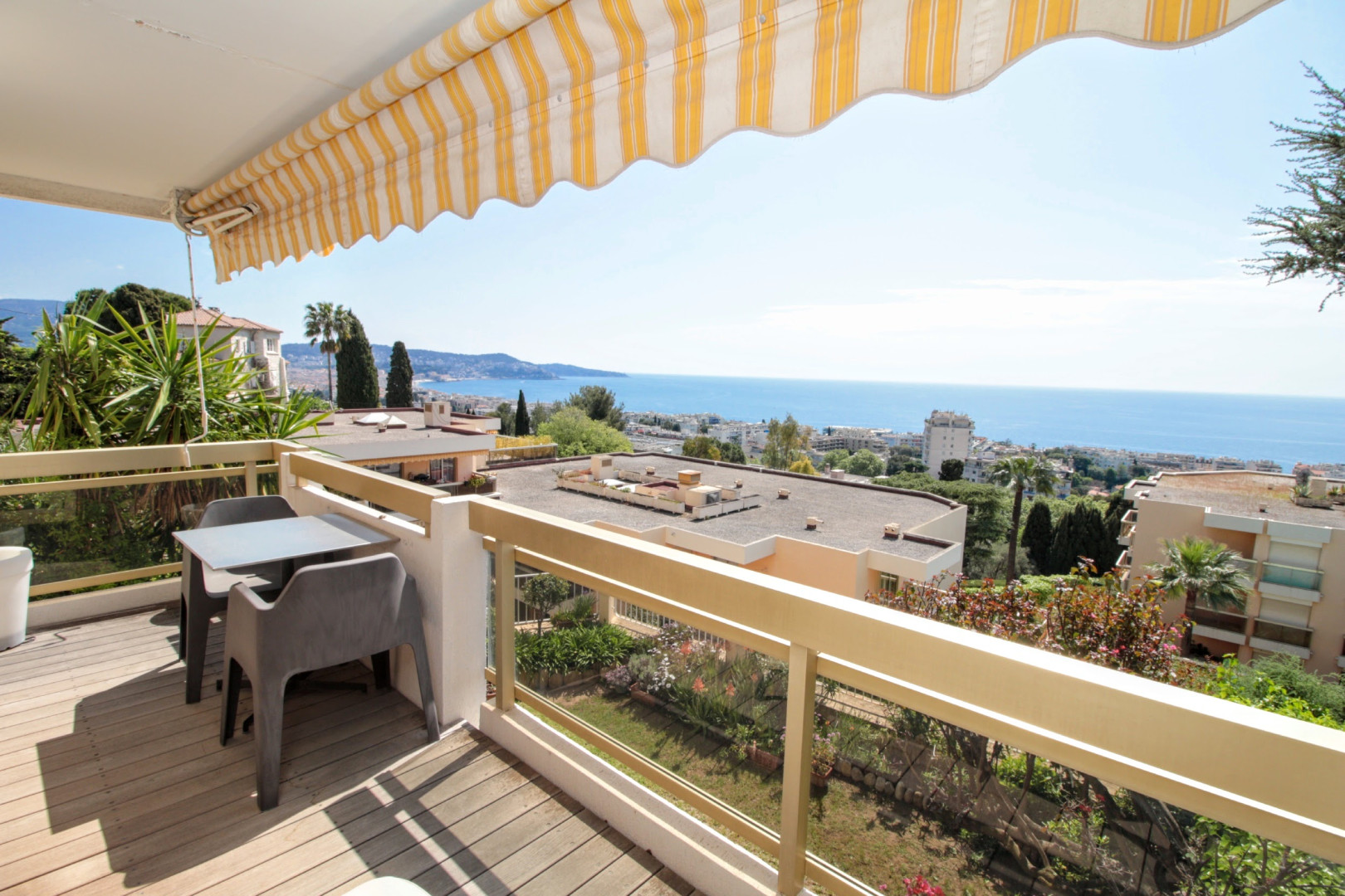 
                                                Vente
                                                 Nice Fabron 2 Pieces standing VUE MER Panoramique au calme avec piscine