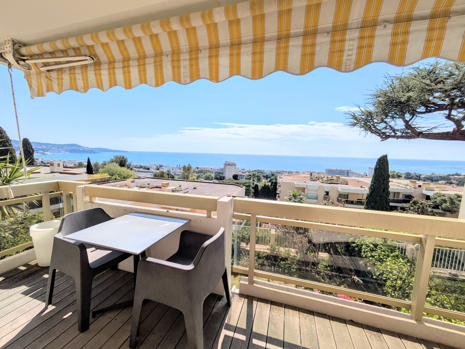 
                                                Vente
                                                 Nice Fabron 2 Pieces standing VUE MER Panoramique au calme avec piscine