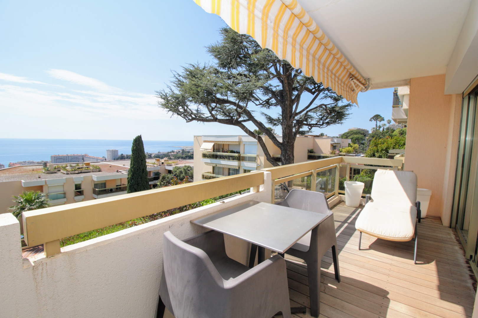 
                                                Vente
                                                 Nice Fabron 2 Pieces standing VUE MER Panoramique au calme avec piscine