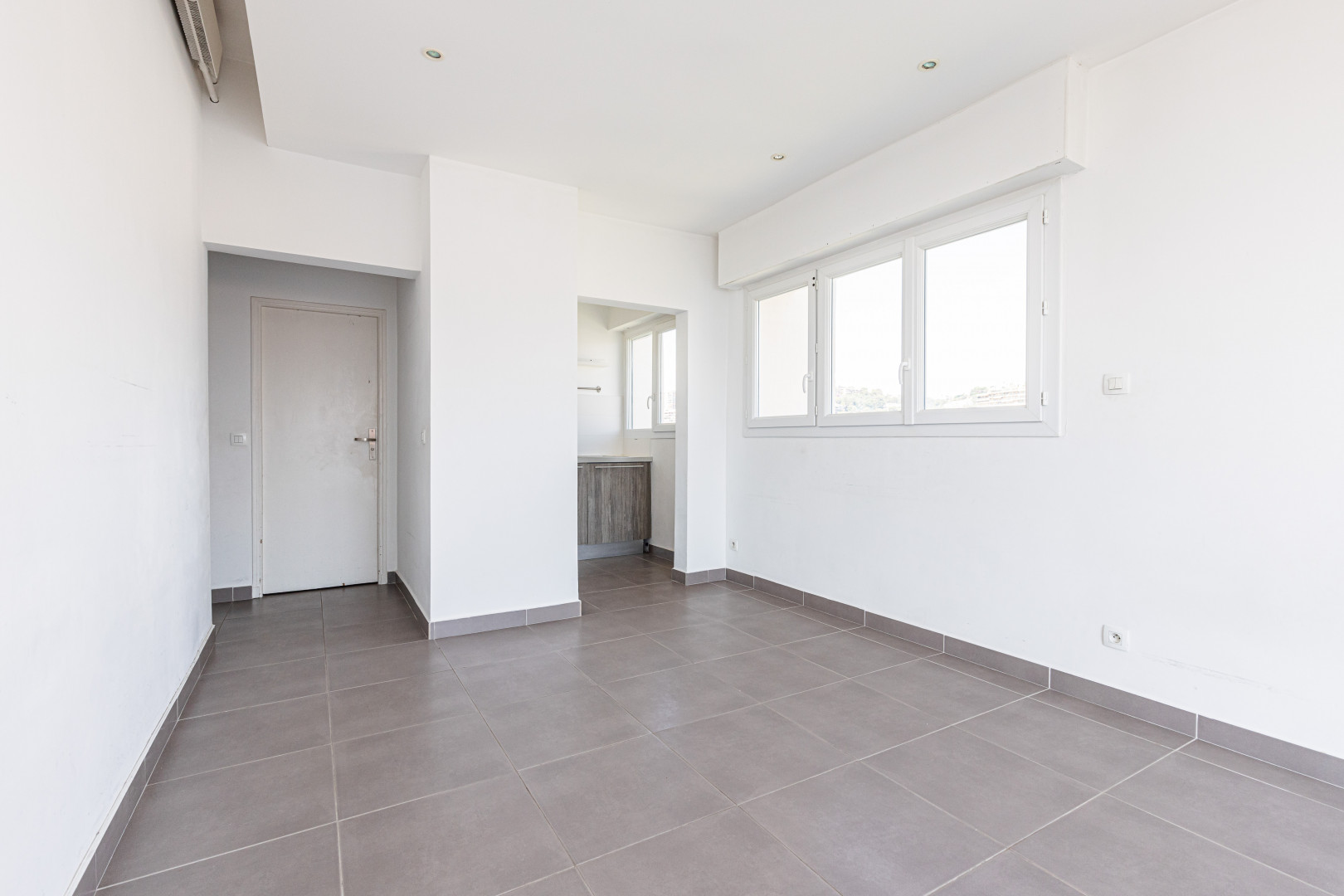 
                                                Vente
                                                 NICE / FABRON - Studio à vendre de 28 m² vue mer