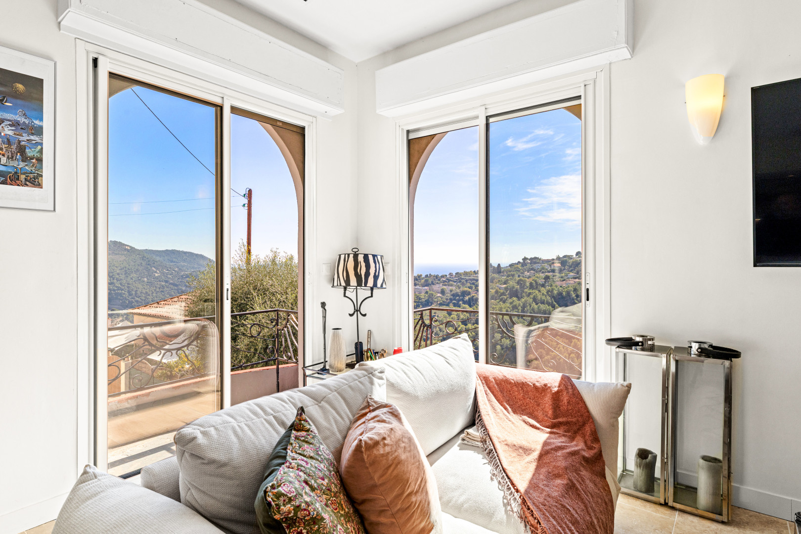 
                                                Vente
                                                 Nice - Falicon - Jolie maison 4 pièces de 95 m² rénové avec terrasse, jardin et vue sur les collines et la mer
