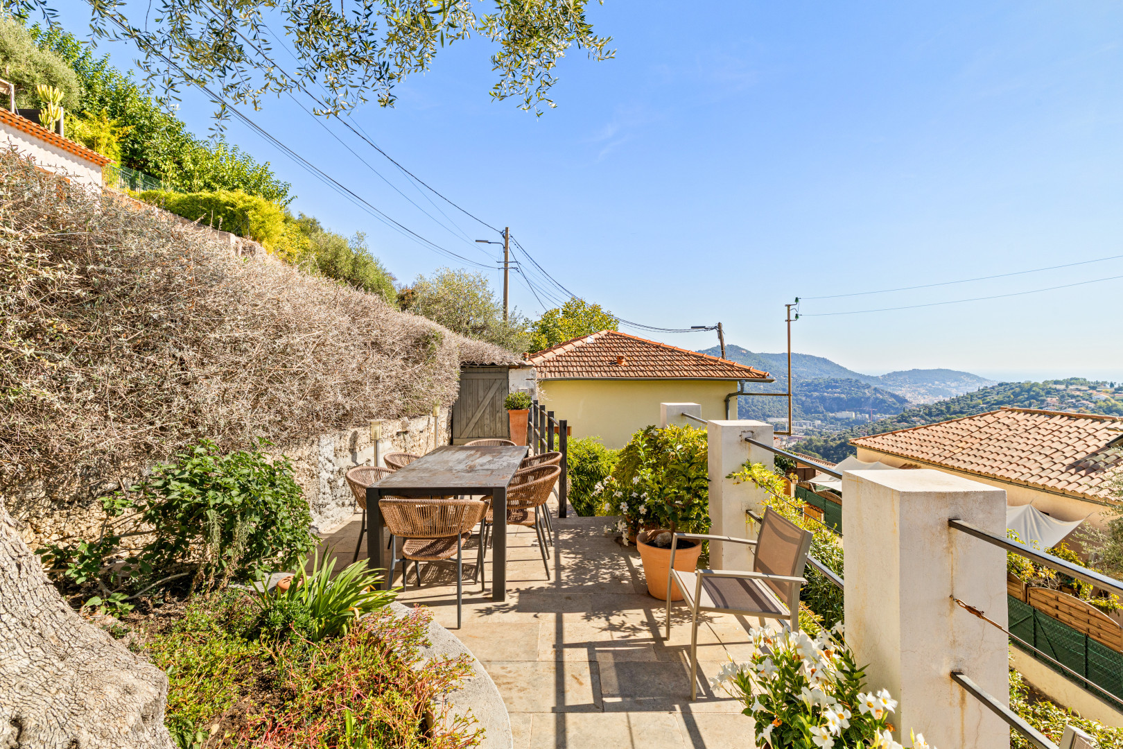 
                                                Vente
                                                 Nice - Falicon - Jolie maison 4 pièces de 95 m² rénové avec terrasse, jardin et vue sur les collines et la mer
