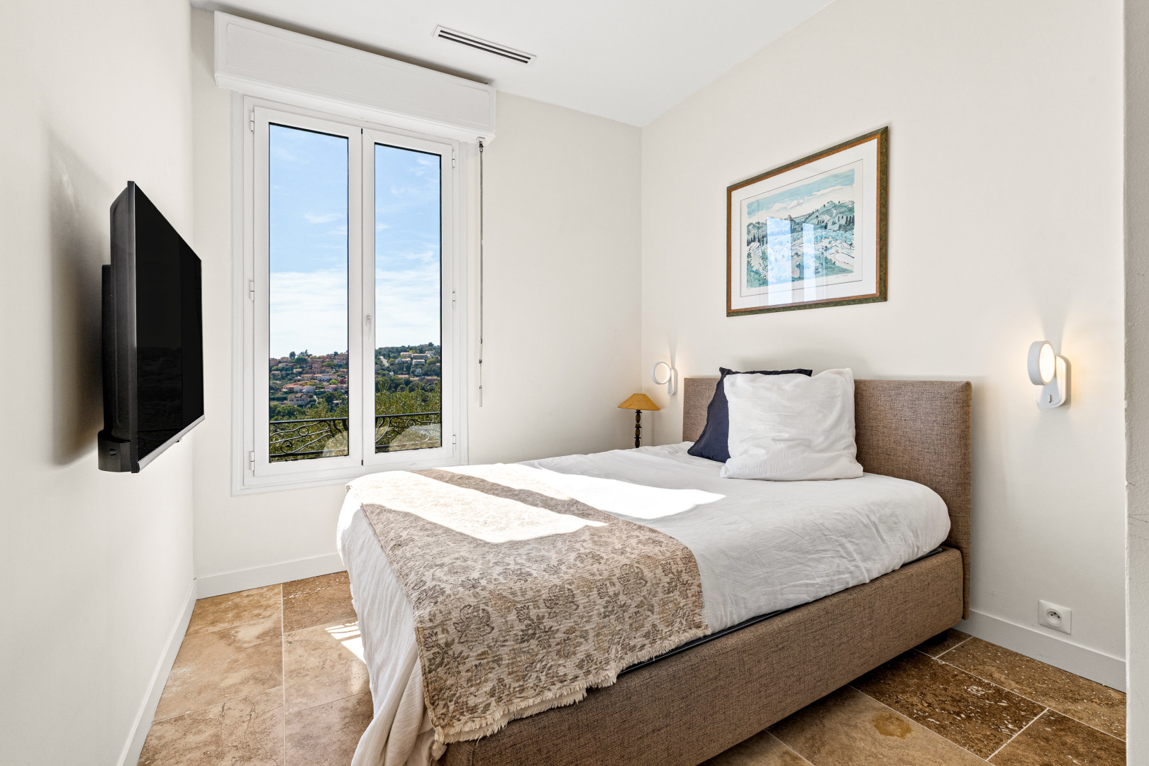 
                                                Vente
                                                 Nice - Falicon - Jolie maison 4 pièces de 95 m² rénové avec terrasse, jardin et vue sur les collines et la mer
