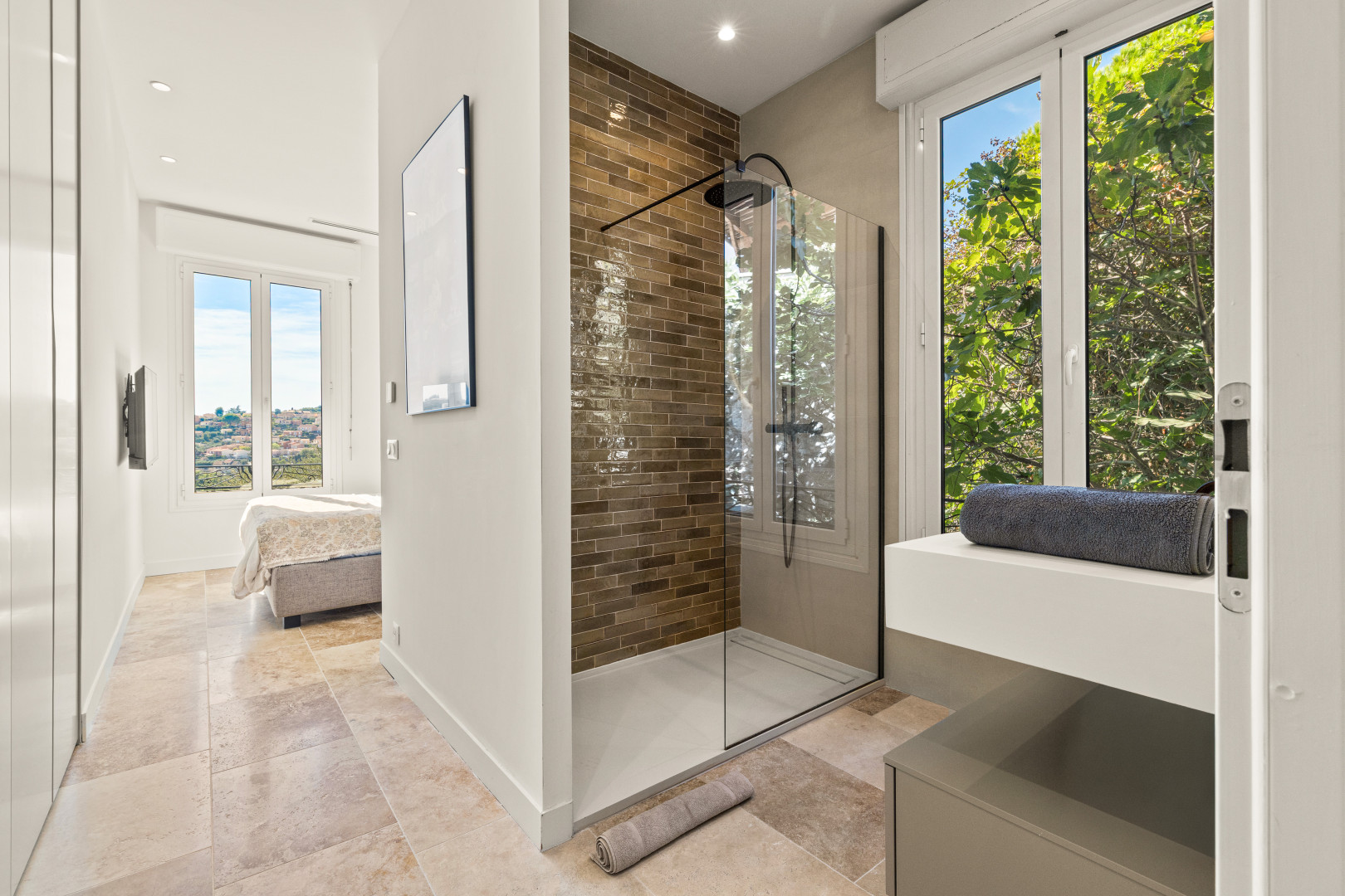 
                                                Vente
                                                 Nice - Falicon - Jolie maison 4 pièces de 95 m² rénové avec terrasse, jardin et vue sur les collines et la mer