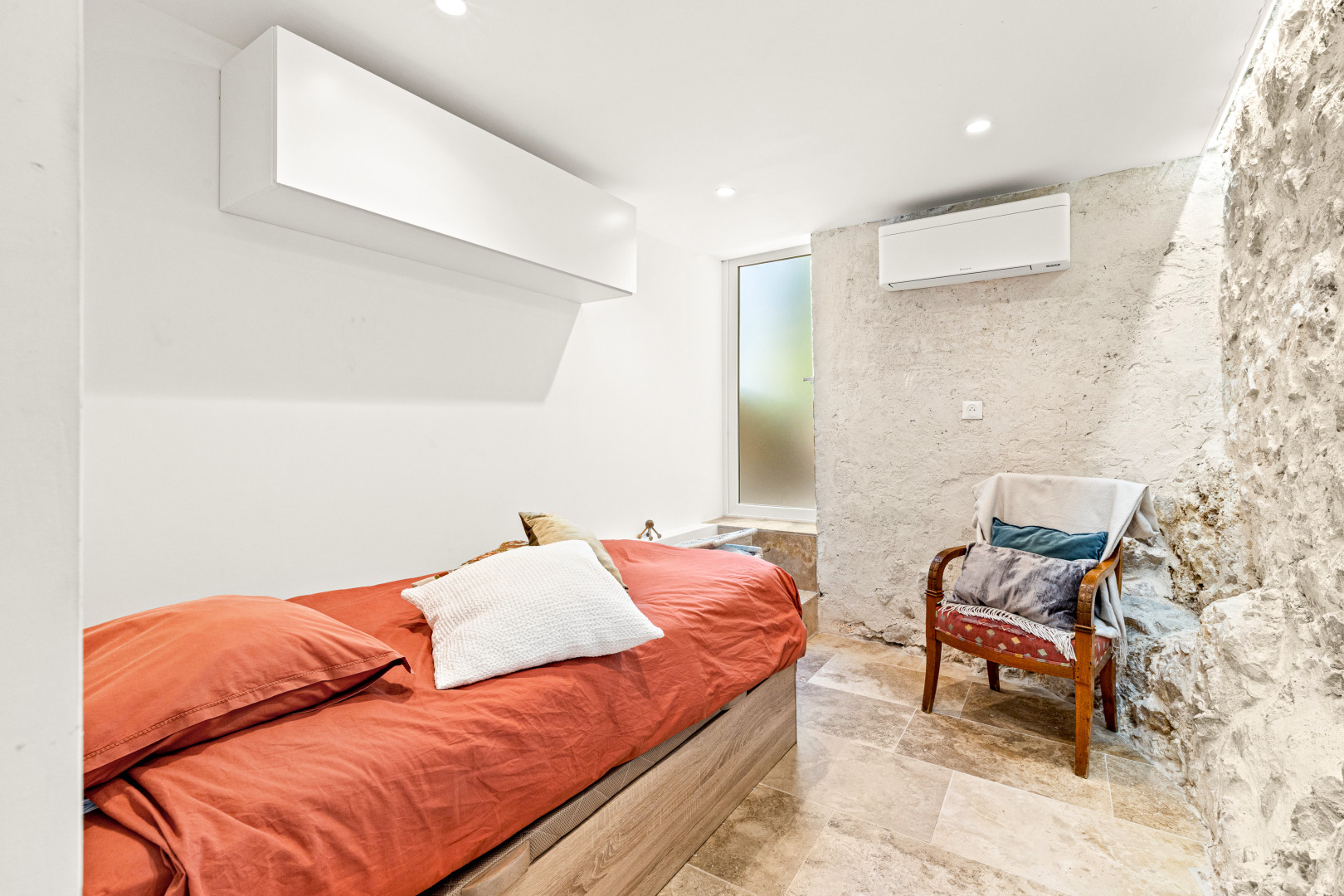 
                                                Vente
                                                 Nice - Falicon - Jolie maison 4 pièces de 95 m² rénové avec terrasse, jardin et vue sur les collines et la mer