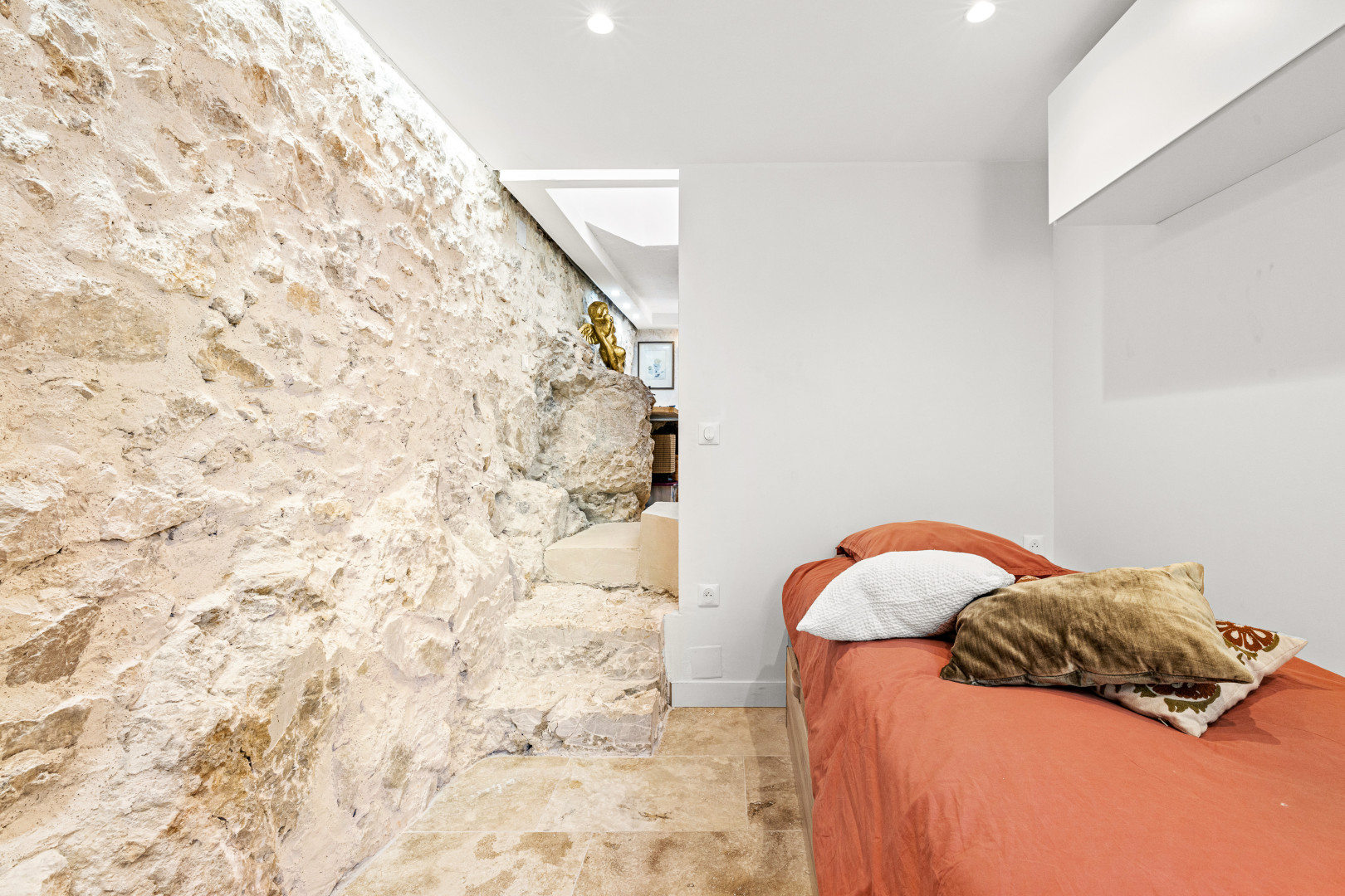 
                                                Vente
                                                 Nice - Falicon - Jolie maison 4 pièces de 95 m² rénové avec terrasse, jardin et vue sur les collines et la mer