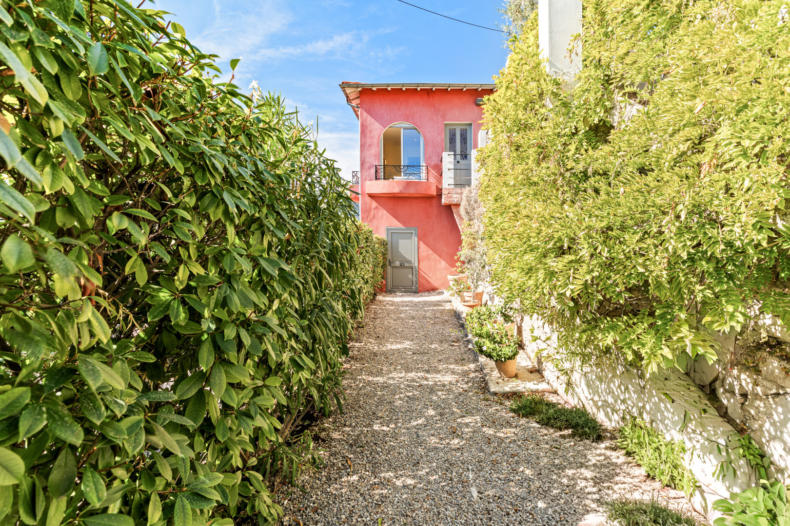 
                                                Vente
                                                 Nice - Falicon - Jolie maison 4 pièces de 95 m² rénové avec terrasse, jardin et vue sur les collines et la mer
