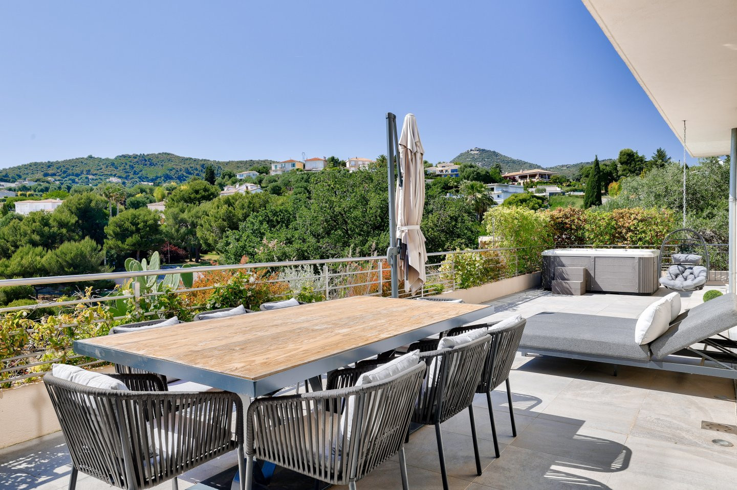 
                                                Vente
                                                 Nice Gairaut / Rimiez – Appartement 5 pièces d’exception avec terrasse panoramique, dans un domaine sécurisé