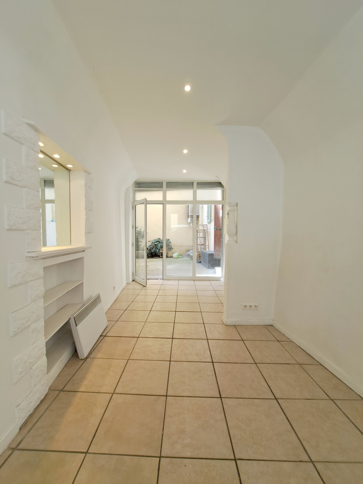 
                                                Location
                                                 NICE / GAMBETTA Local 12m²