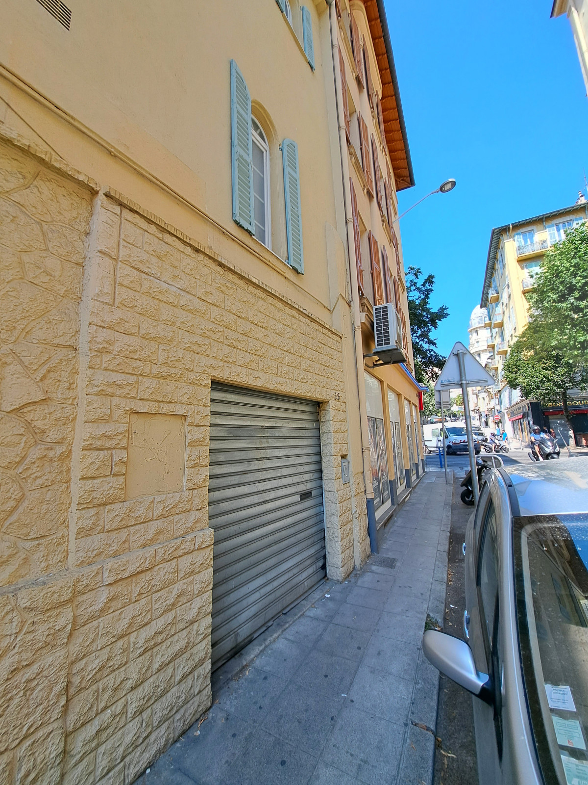 
                                                Location
                                                 NICE / GAMBETTA Local 12m²