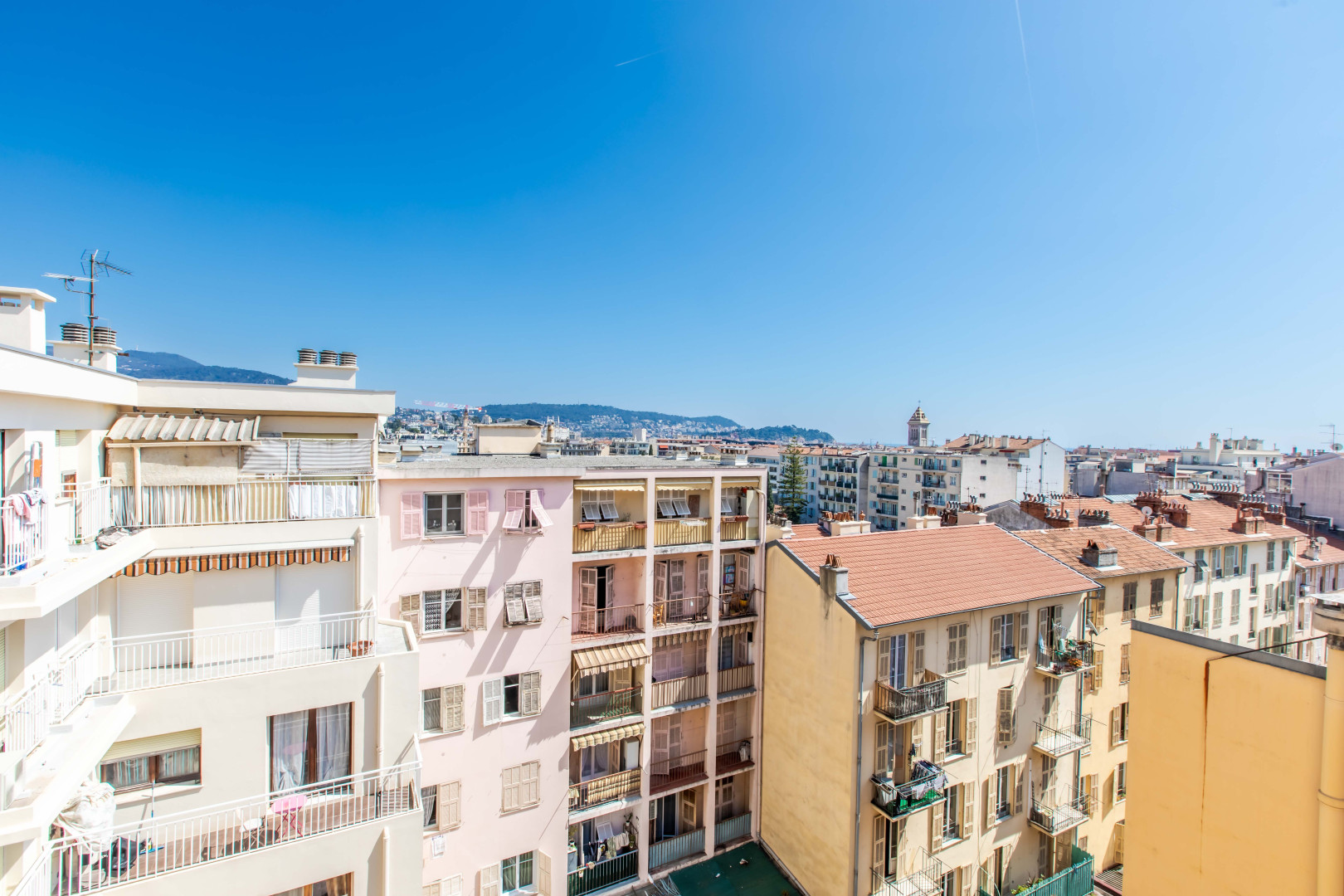 
                                                Vente
                                                 Nice - Gambetta - Magnifique 2 pièces entièrement rénové en dernier étage avec balcon
