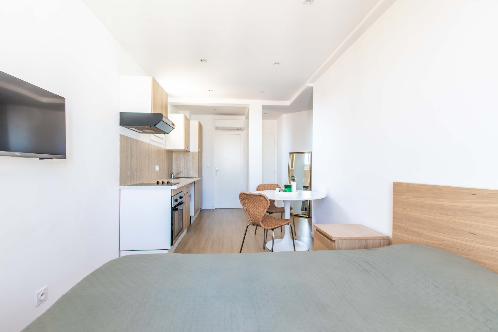 
                                                Vente
                                                 Nice - Gambetta - Magnifique 2 pièces entièrement rénové en dernier étage avec balcon