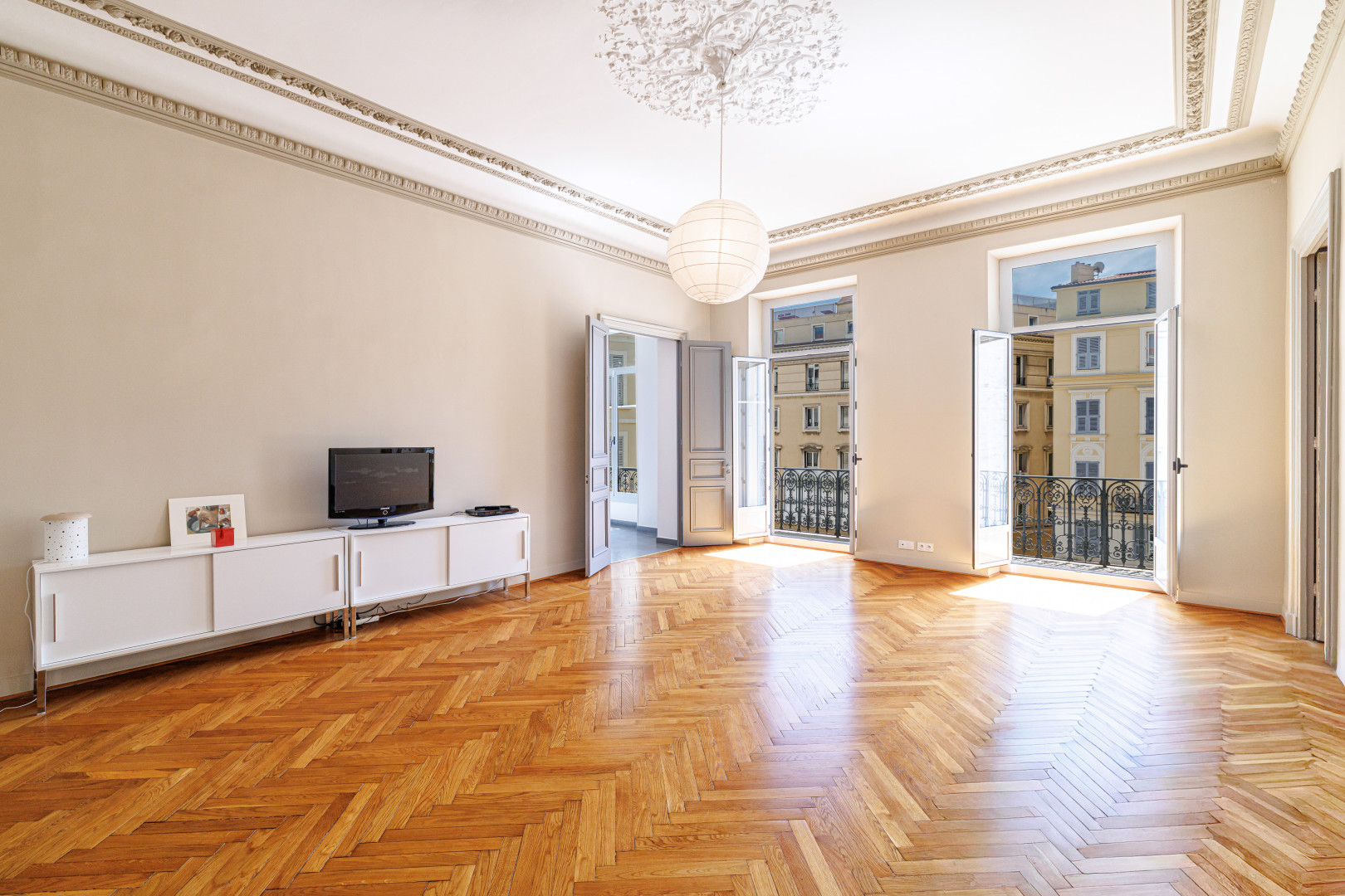 
                                                Vente
                                                 Nice Gioffredo - Magnifique appartement bourgeois de 6 pièces au coeur des commerces de la Place Massena et proche de la mer