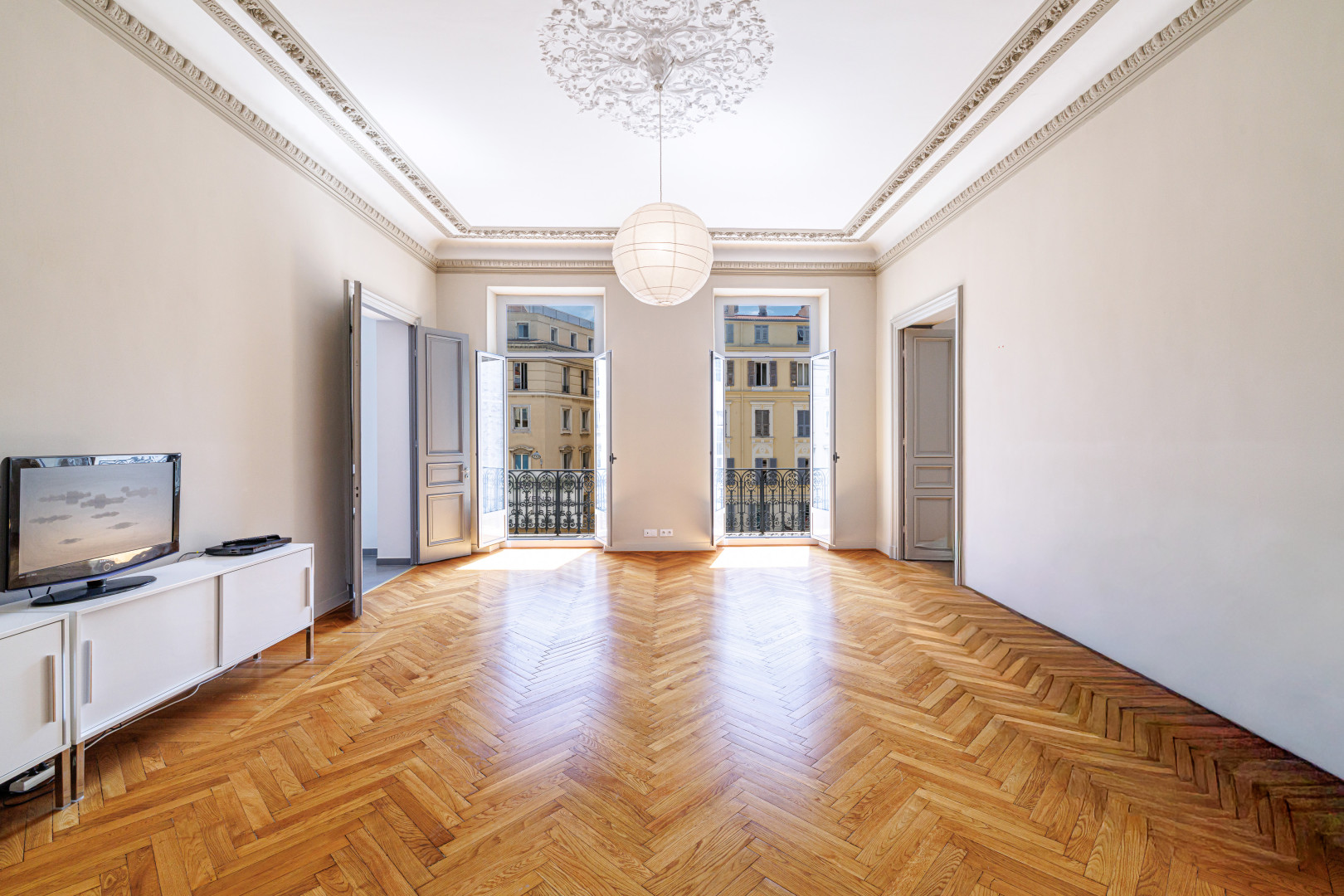 
                                                Vente
                                                 Nice Gioffredo - Magnifique appartement bourgeois de 6 pièces au coeur des commerces de la Place Massena et proche de la mer