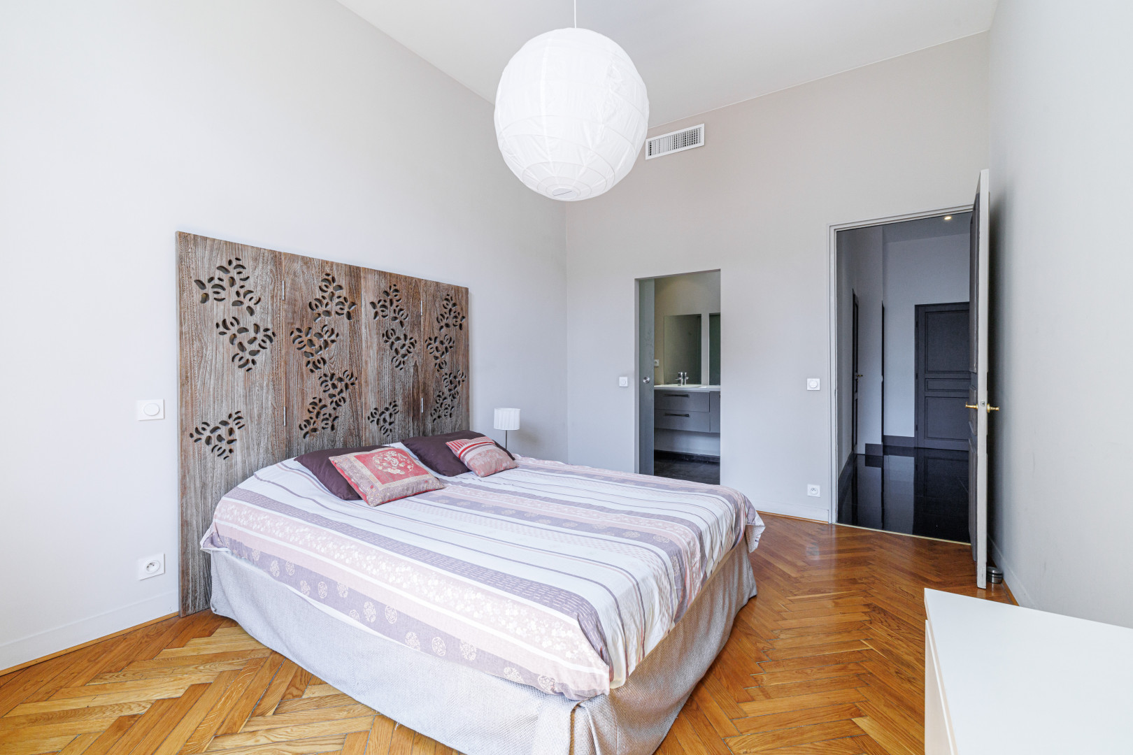 
                                                Vente
                                                 Nice Gioffredo - Magnifique appartement bourgeois de 6 pièces au coeur des commerces de la Place Massena et proche de la mer
