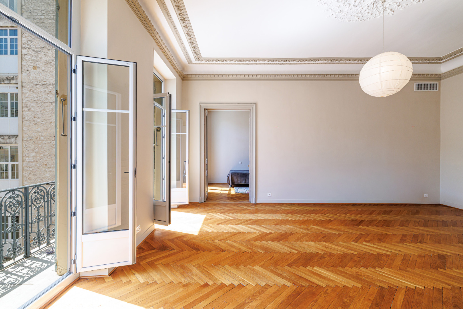 
                                                Vente
                                                 Nice Gioffredo - Magnifique appartement bourgeois de 6 pièces au coeur des commerces de la Place Massena et proche de la mer