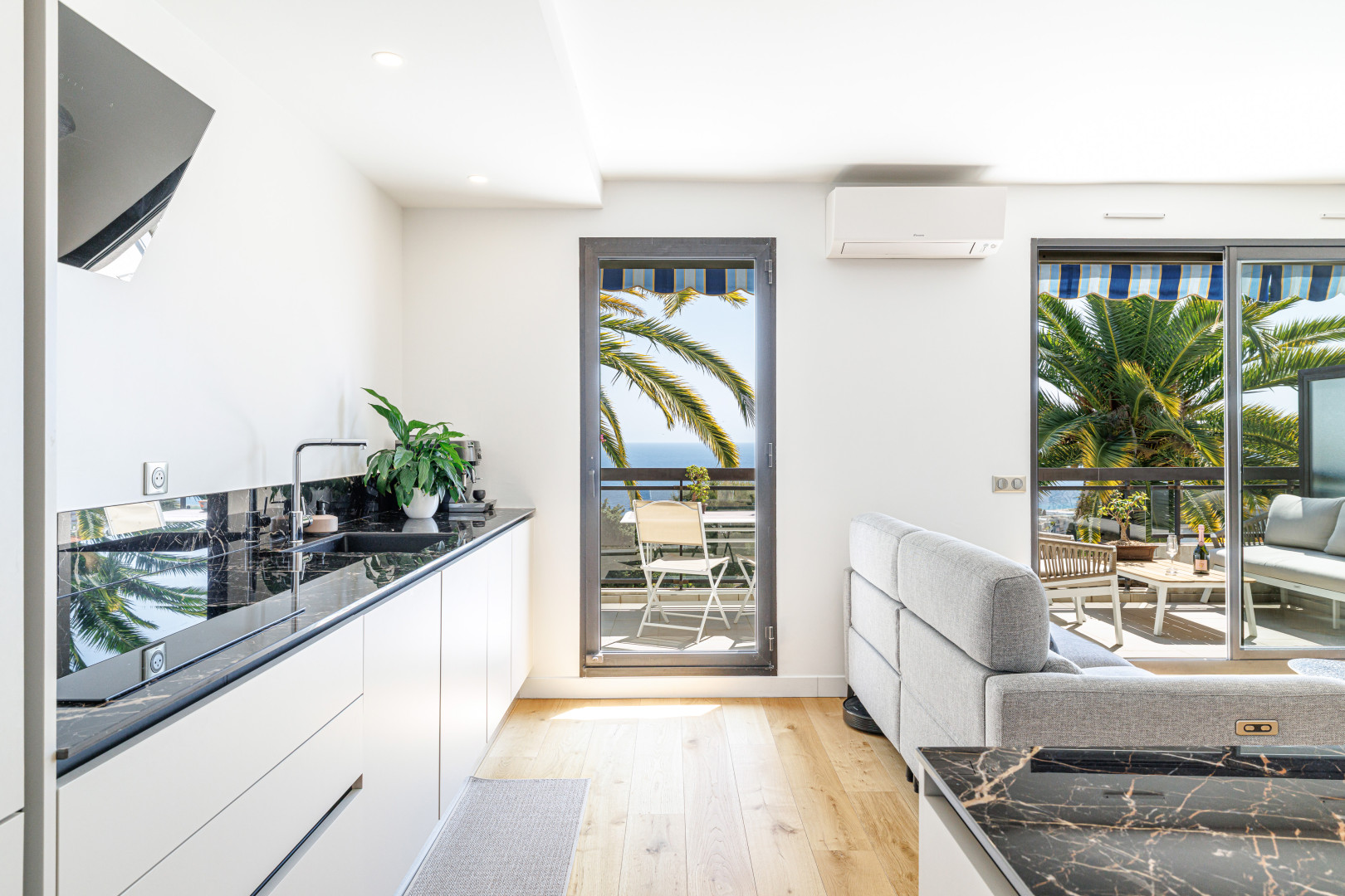 
                                                Vente
                                                 Nice - Lanterne -Magnifique 3 pièces en dernier étage avec terrasse