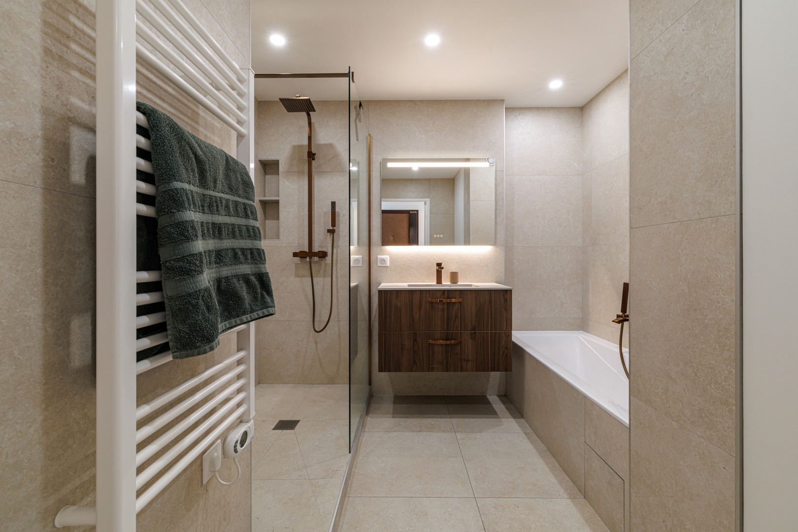 
                                                Vente
                                                 Nice - Lanterne -Magnifique 3 pièces en dernier étage avec terrasse