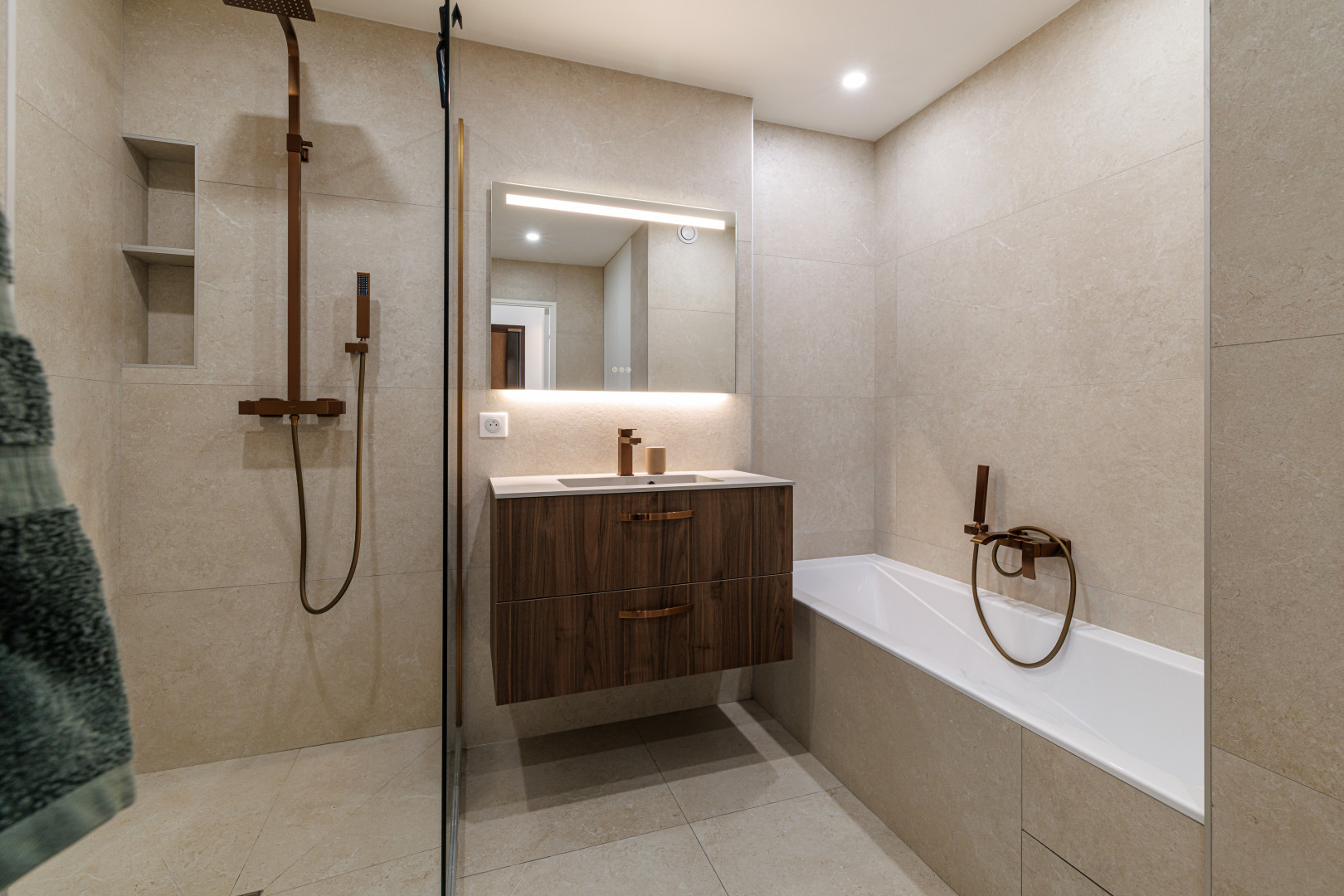 
                                                Vente
                                                 Nice - Lanterne -Magnifique 3 pièces en dernier étage avec terrasse