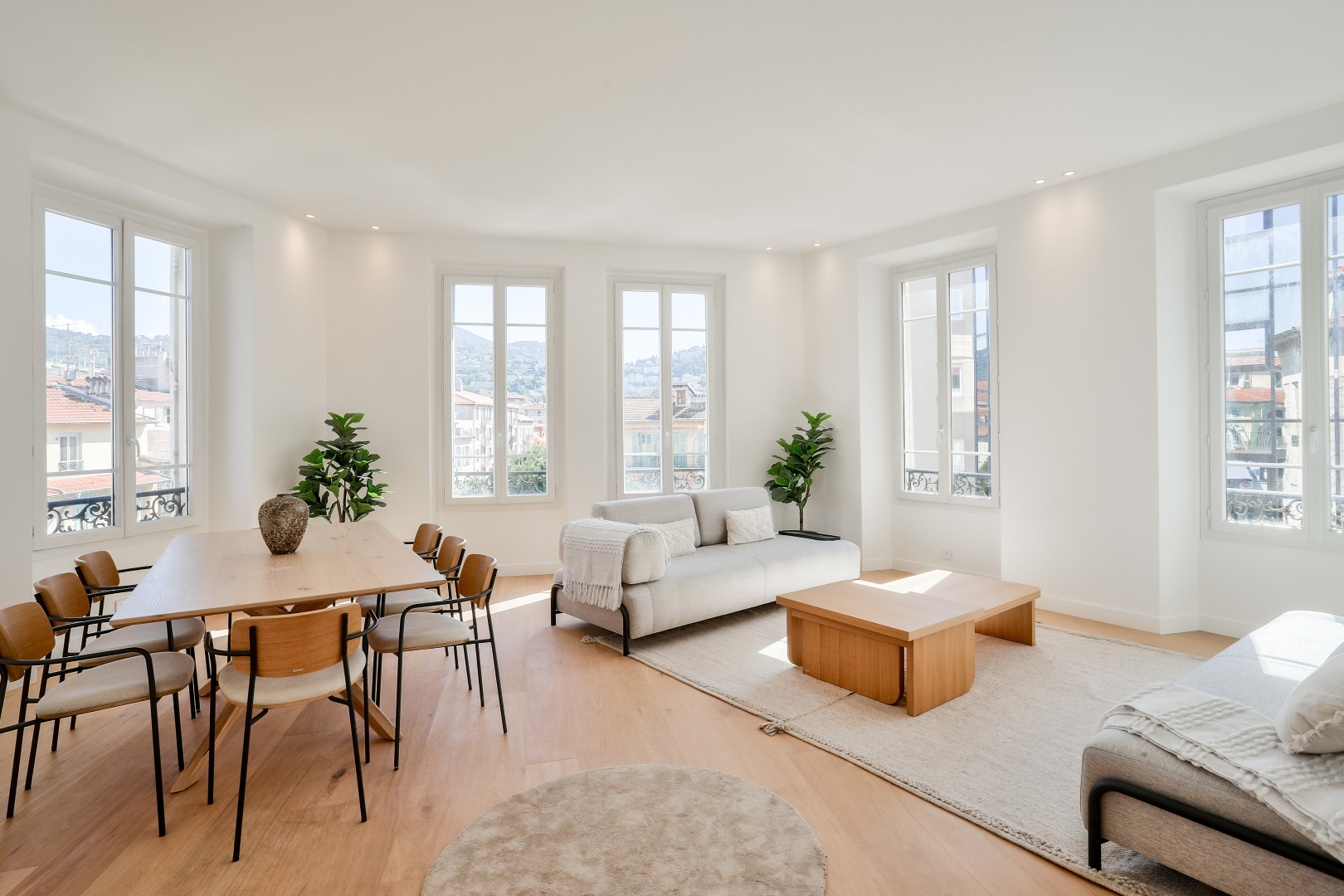 
                                                Vente
                                                 Nice - Le Port - Grand 5 pièces de 136 m² en étage élevé et entièrement rénové