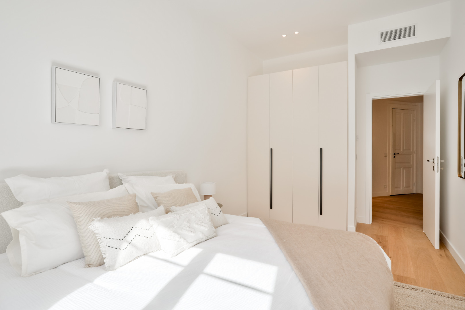 
                                                Vente
                                                 Nice - Le Port - Grand 5 pièces de 136 m² en étage élevé et entièrement rénové