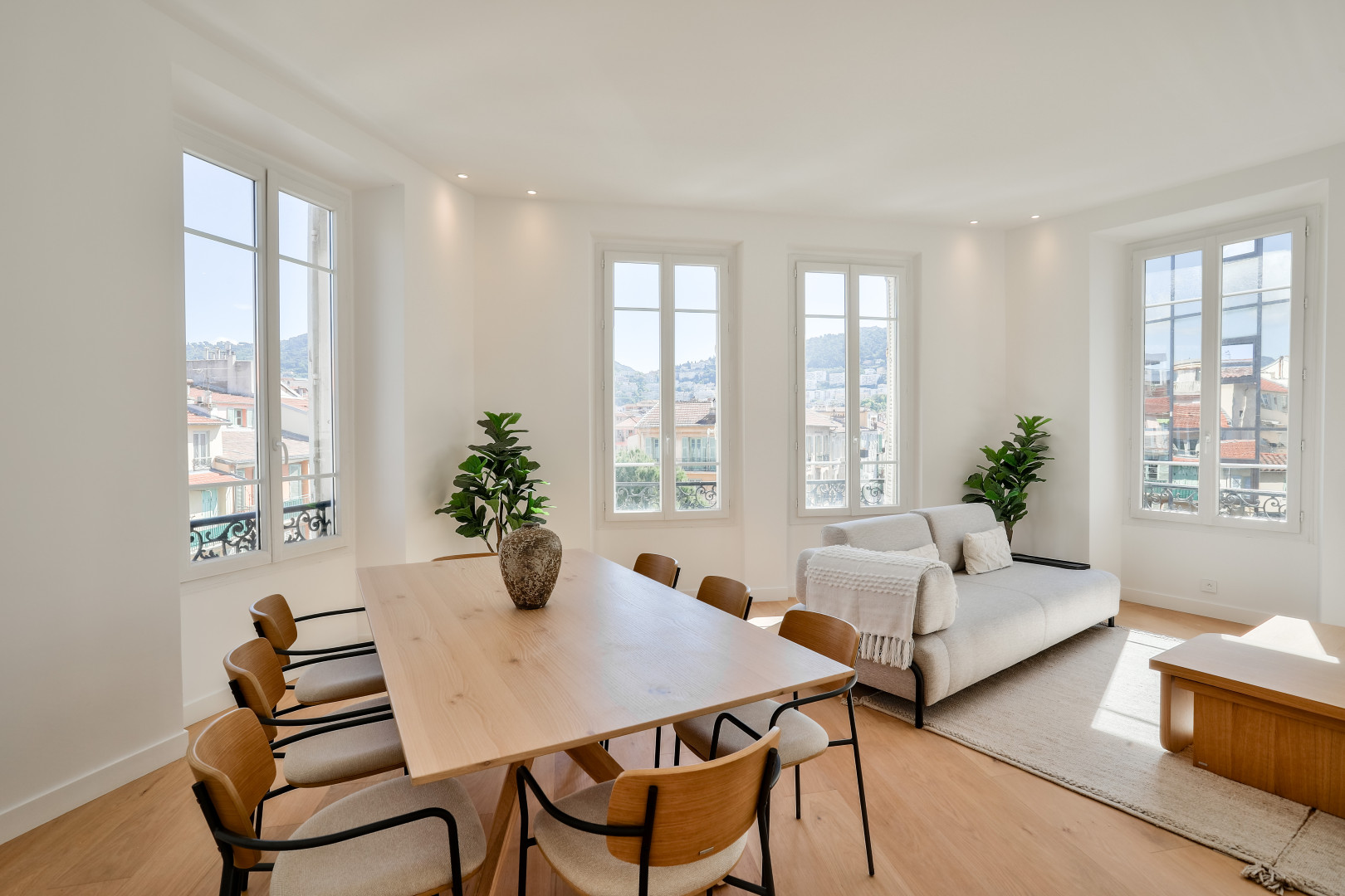 
                                                Vente
                                                 Nice - Le Port - Grand 5 pièces de 136 m² en étage élevé et entièrement rénové