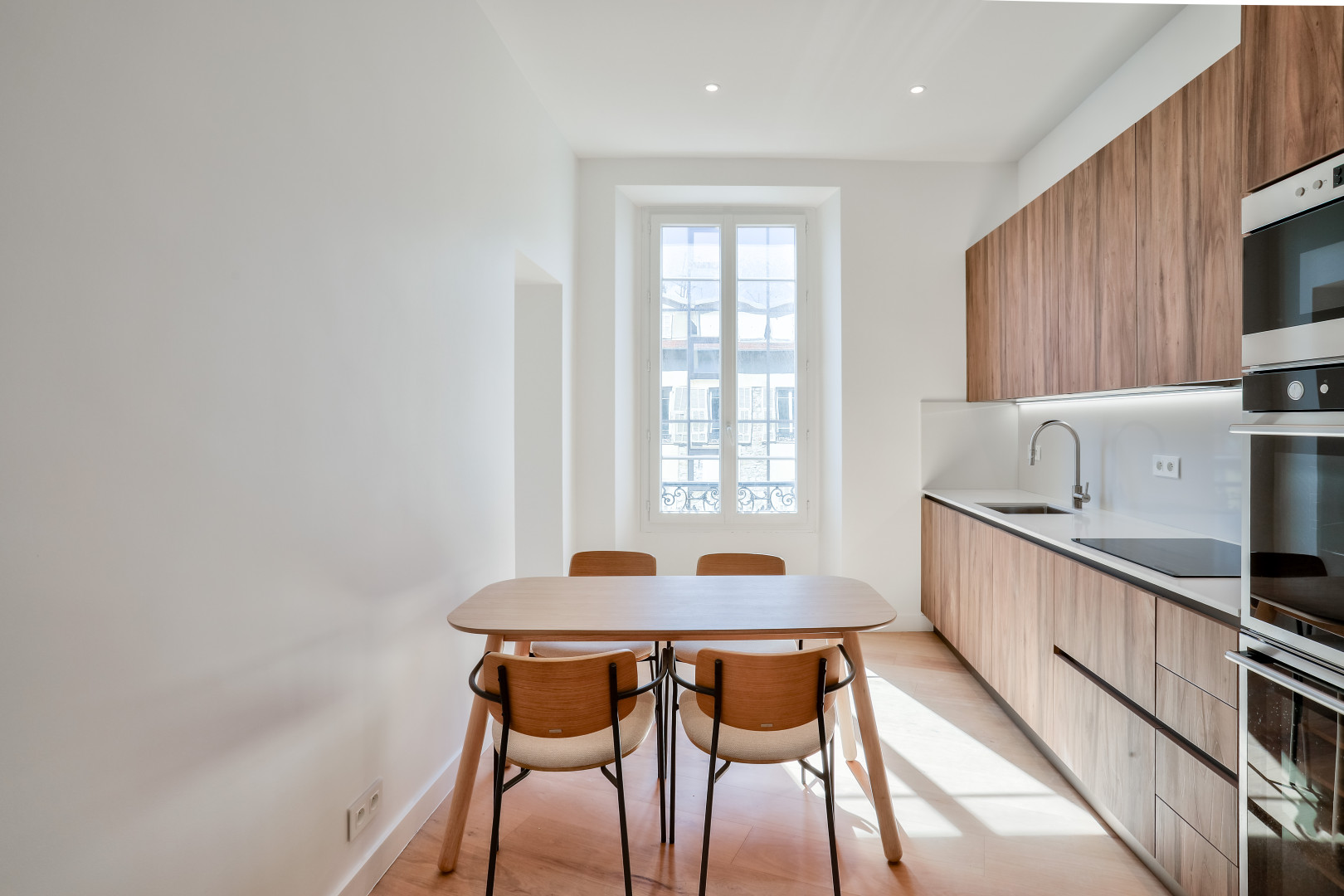 
                                                Vente
                                                 Nice - Le Port - Grand 5 pièces de 136 m² en étage élevé et entièrement rénové