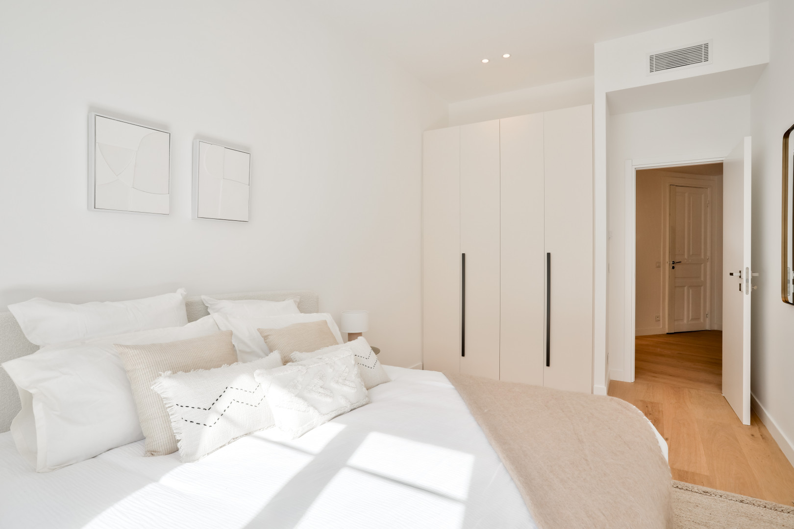 
                                                Vente
                                                 Nice - - 5 pièces de 136 m² entièrement rénové