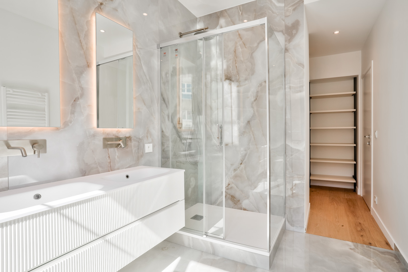 
                                                Vente
                                                 Nice - - 5 pièces de 136 m² entièrement rénové