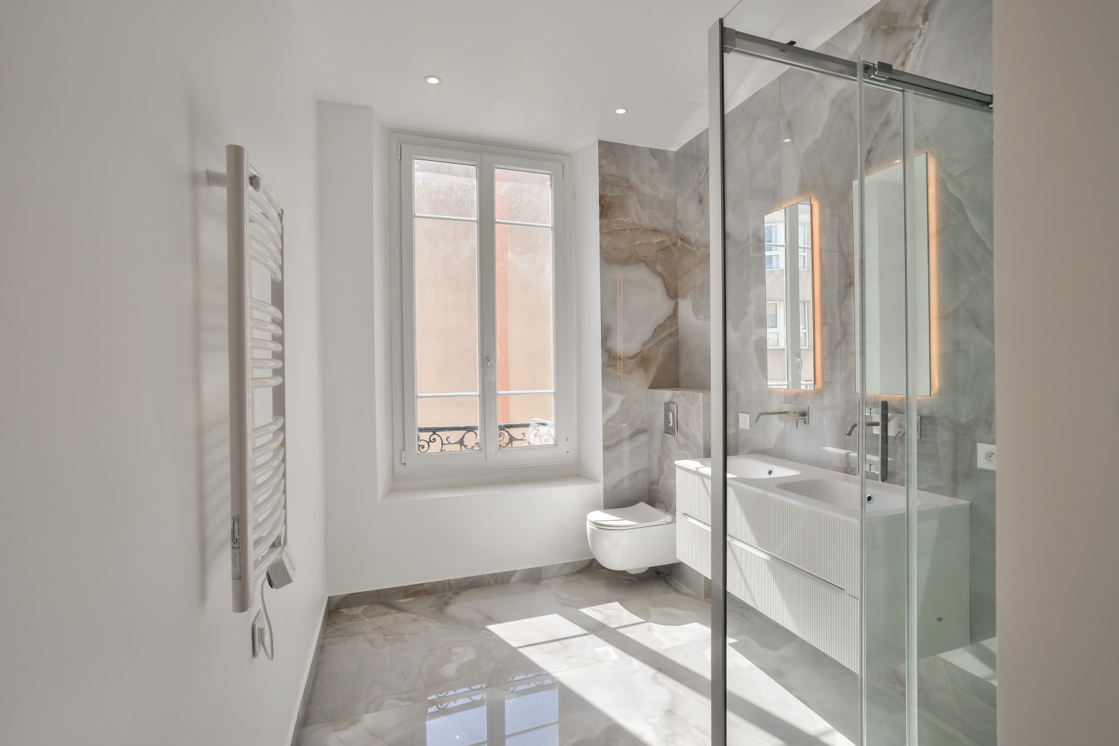 
                                                Vente
                                                 Nice - - 5 pièces de 136 m² entièrement rénové