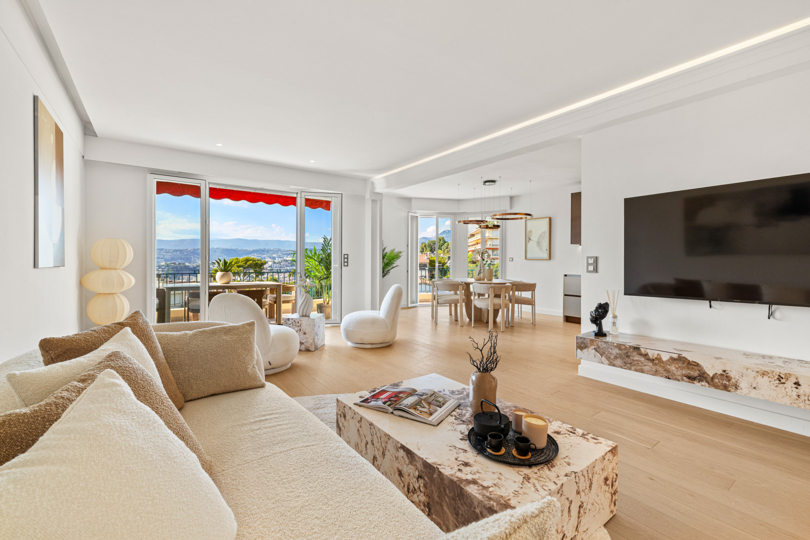 
                                                Vente
                                                 Nice - Mont Alban - Grand 3 pièces de 89,05 m² entièrement rénové avec terrasse, garage et vue mer