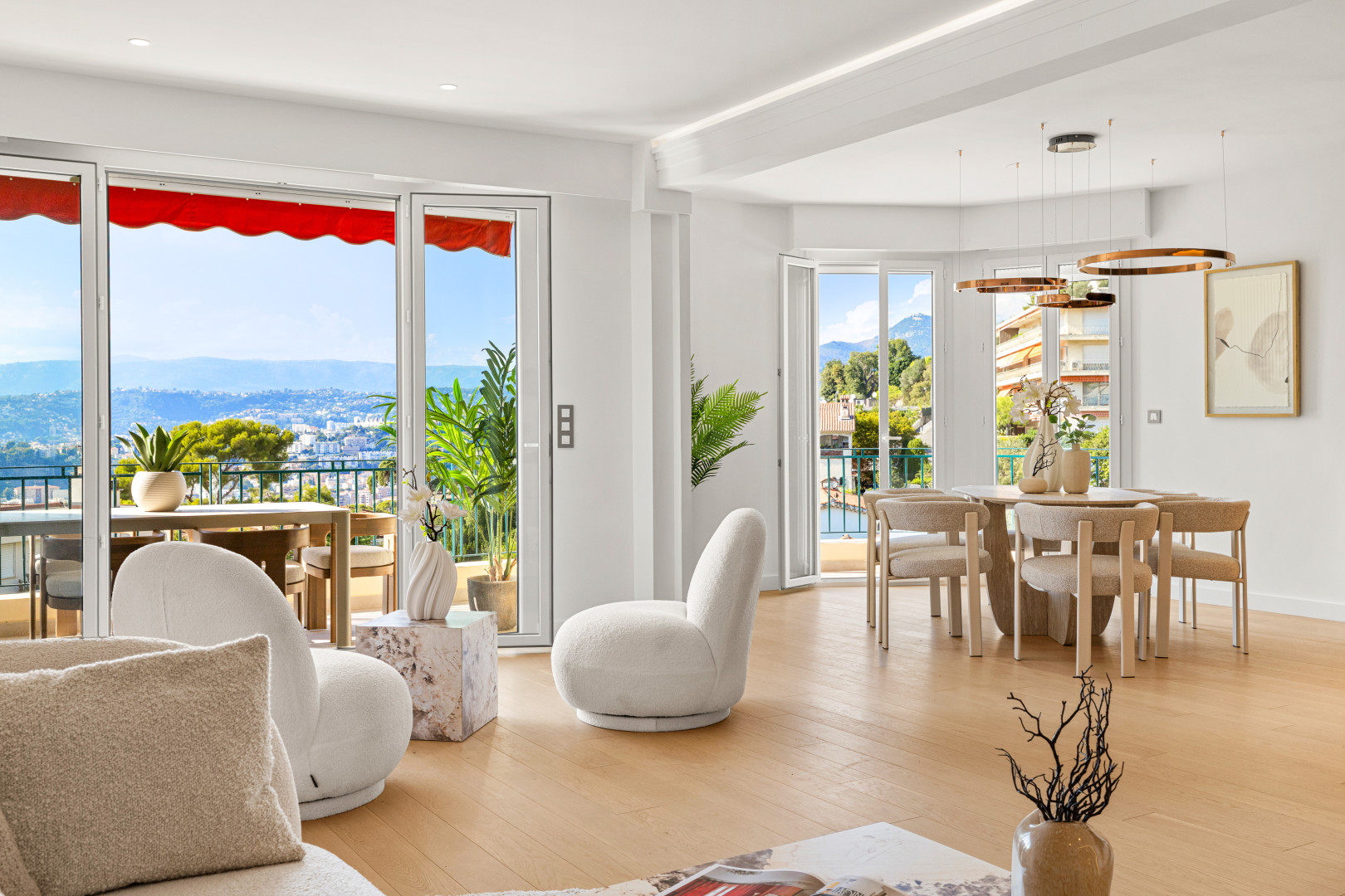 
                                                Vente
                                                 Nice - Mont Alban - Grand 3 pièces de 89,05 m² entièrement rénové avec terrasse, garage et vue mer