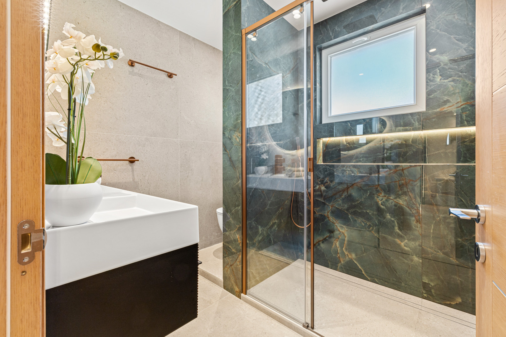 
                                                Vente
                                                 Nice - Mont Alban - Grand 3 pièces de 89,05 m² entièrement rénové avec terrasse, garage et vue mer
