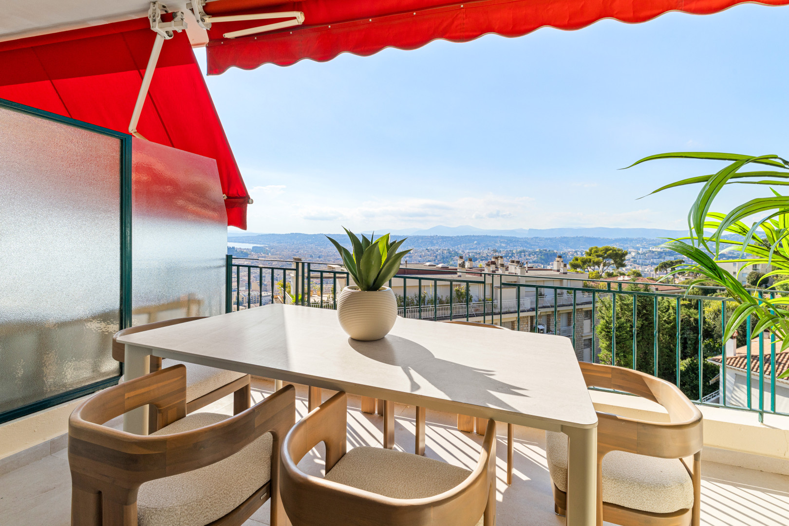 
                                                Vente
                                                 Nice - Mont Alban - Grand 3 pièces de 89,05 m² entièrement rénové avec terrasse, garage et vue mer