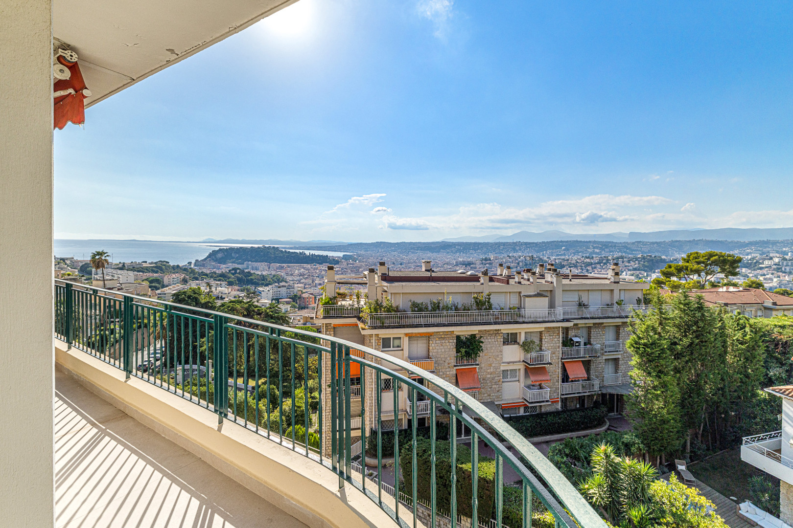 
                                                Vente
                                                 Nice - Mont Alban - Grand 3 pièces de 89,05 m² entièrement rénové avec terrasse, garage et vue mer