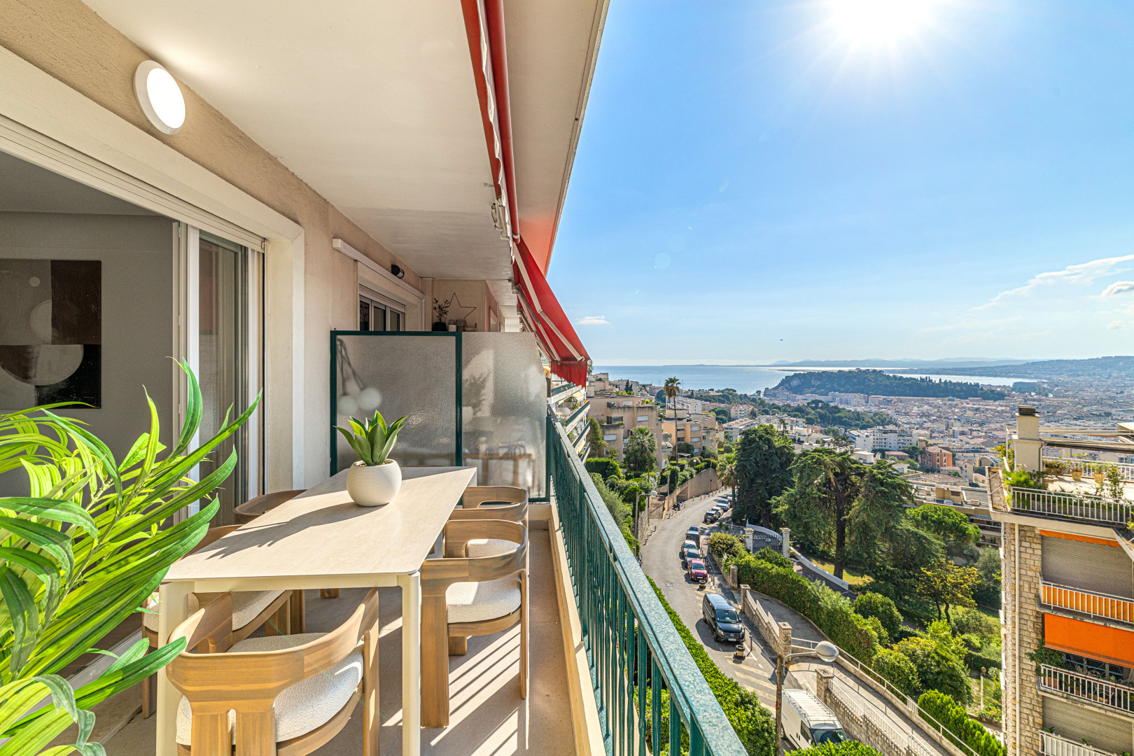 
                                                Vente
                                                 Nice - Mont Alban - Grand 3 pièces de 89,05 m² entièrement rénové avec terrasse, garage et vue mer