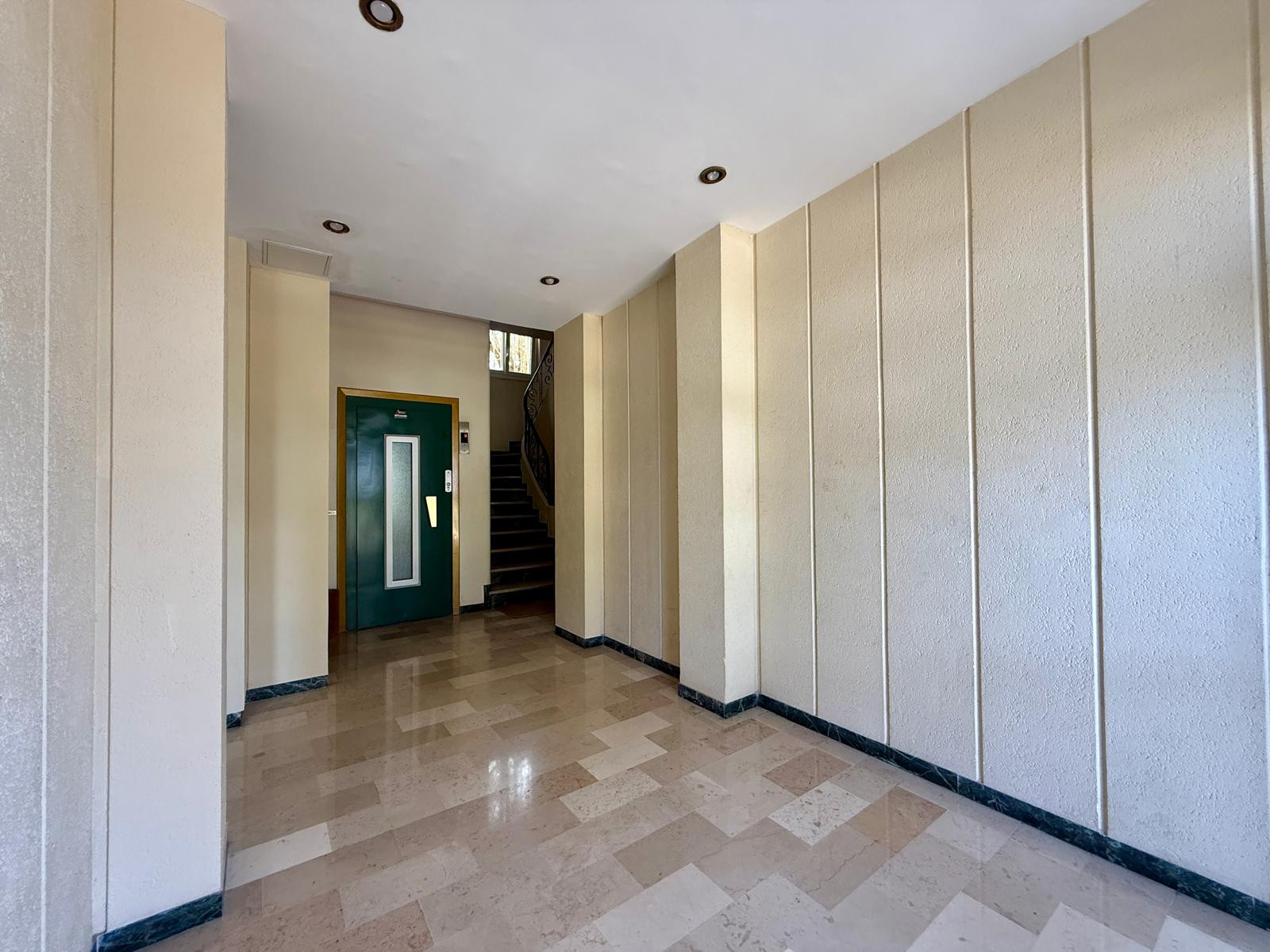 
                                                Vente
                                                 Nice Mont Boron - 3 pièces refait à neuf Vue Mer