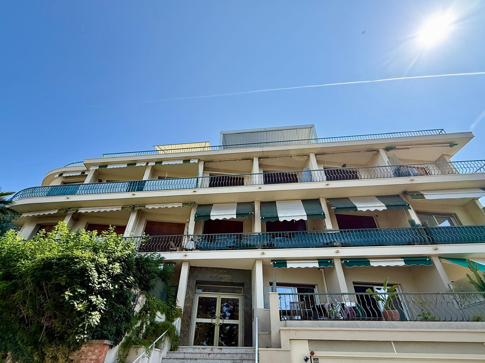 
                                                Vente
                                                 Nice Mont Boron - 3 pièces refait à neuf Vue Mer