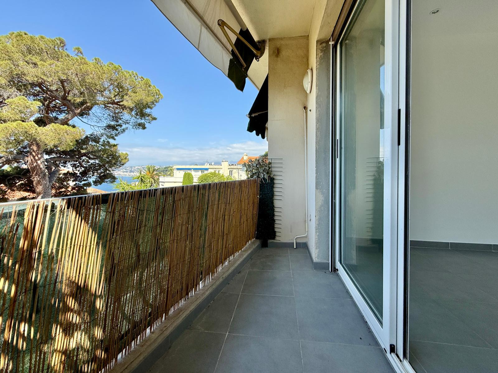 
                                                Vente
                                                 Nice Mont Boron - 3 pièces refait à neuf