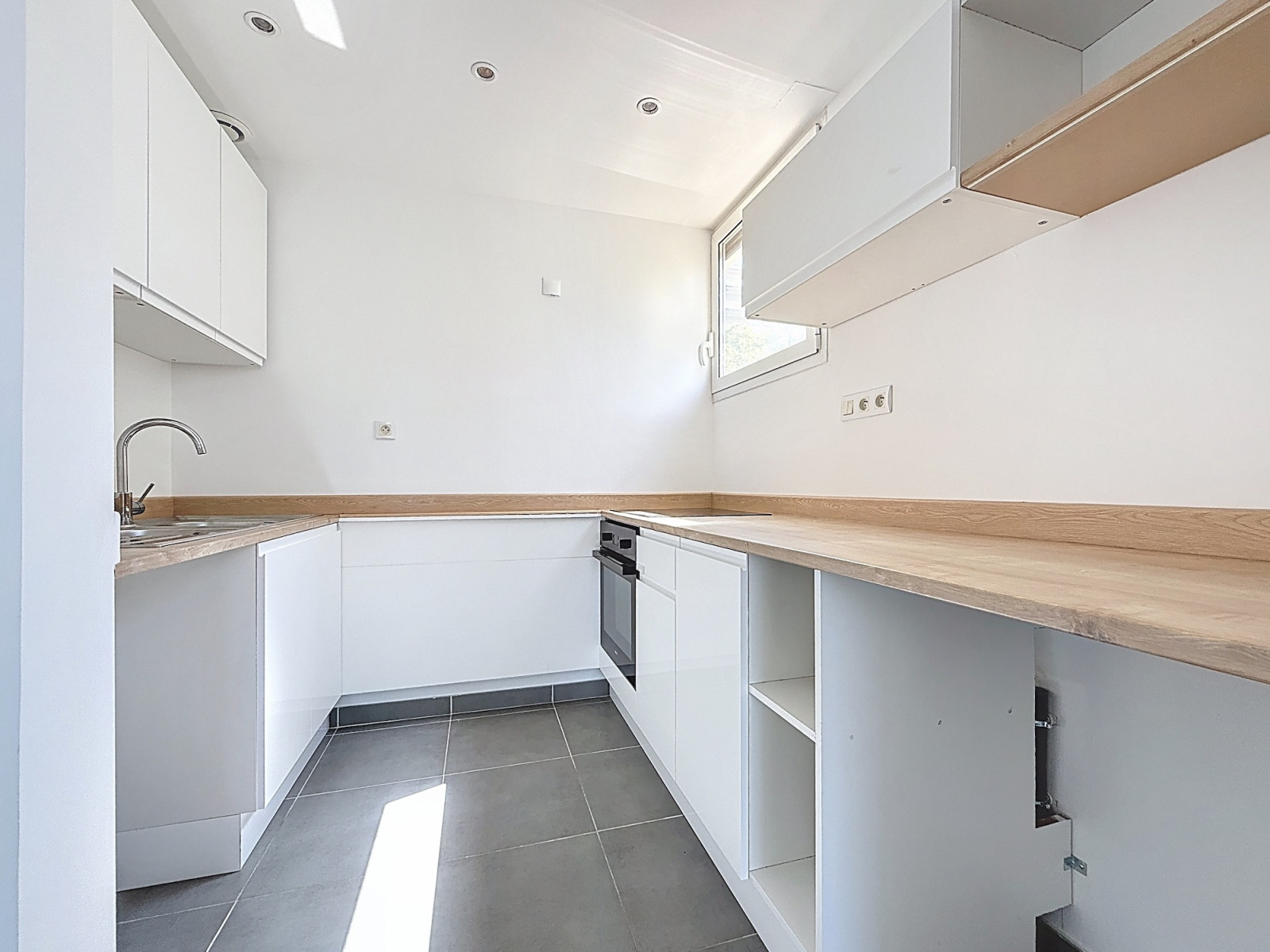 
                                                Vente
                                                 Nice Mont Boron - 3 pièces refait à neuf Vue Mer