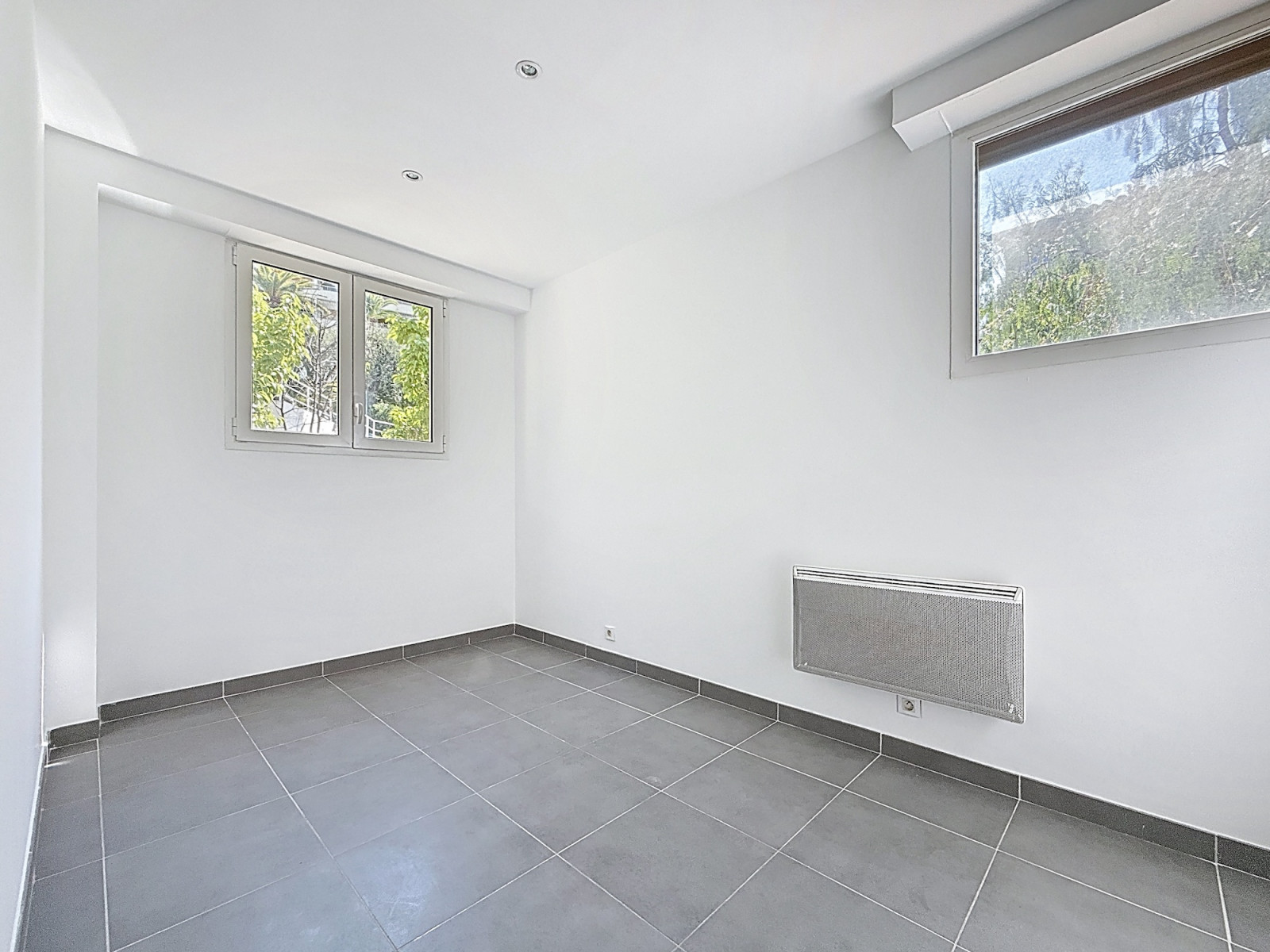 
                                                Vente
                                                 Nice Mont Boron - 3 pièces refait à neuf Vue Mer