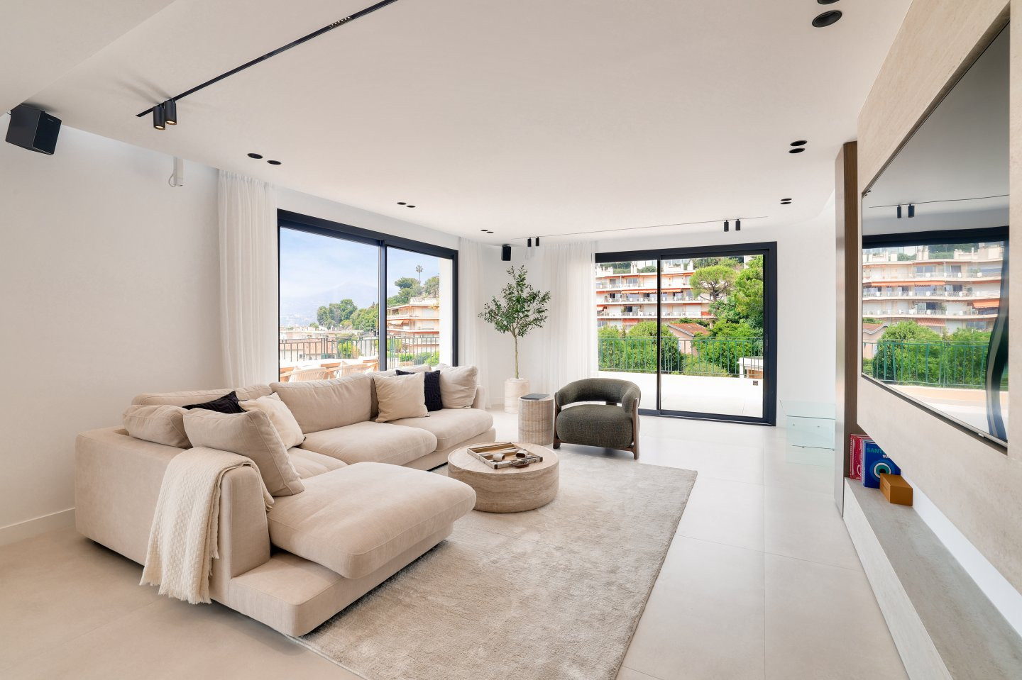 
                                                Vente
                                                 NICE - Mont Boron - Magnifique Penthouse de 120 m² entièrement rénové avec une terrasse de 80 m² et vue panoramique