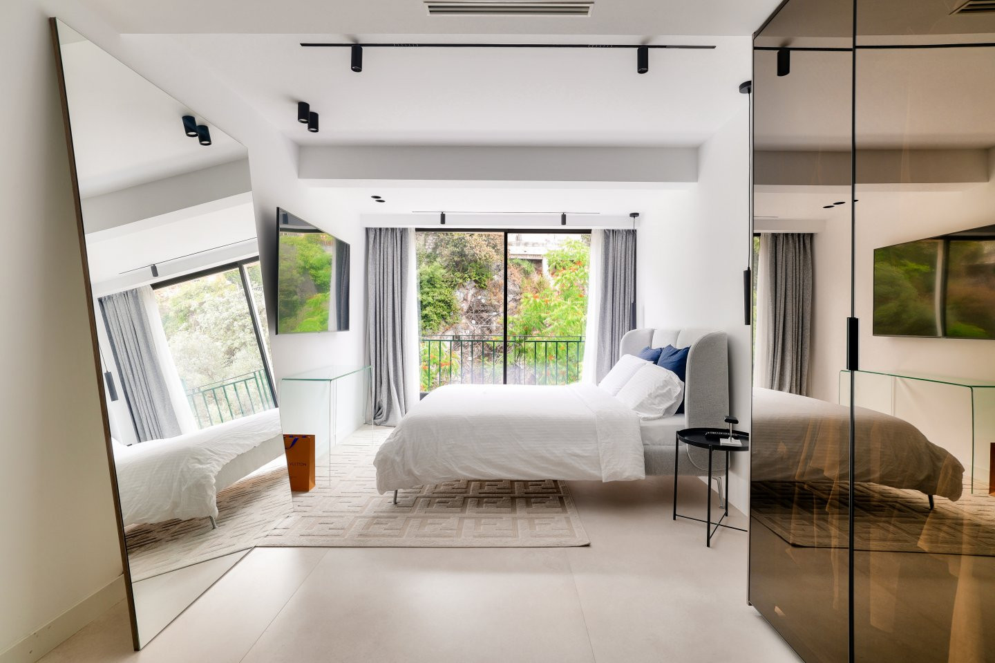
                                                Vente
                                                 NICE - Mont Boron - Magnifique Penthouse de 120 m² entièrement rénové avec une terrasse de 80 m² et vue panoramique