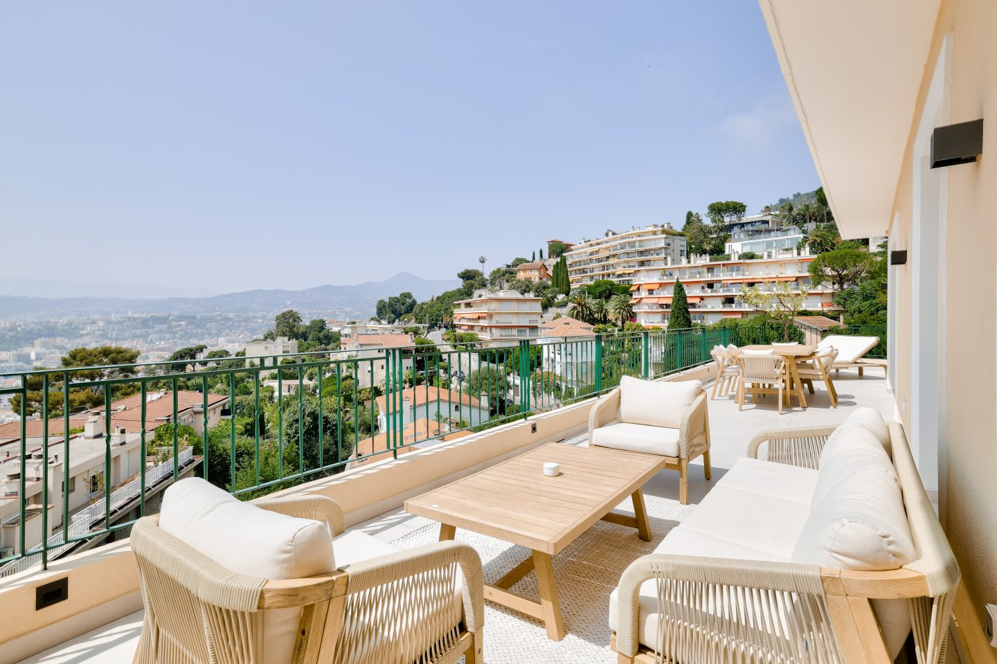 
                                                Vente
                                                 NICE - Mont Boron - Magnifique Penthouse de 120 m² entièrement rénové avec une terrasse de 80 m² et vue panoramique