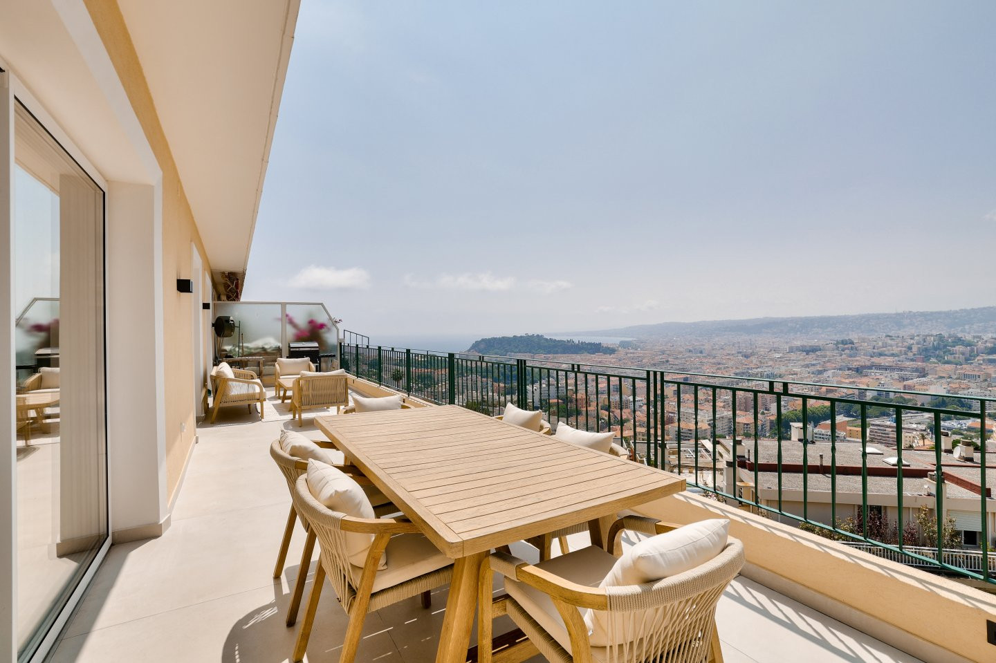 
                                                Vente
                                                 NICE - Mont Boron - Magnifique Penthouse de 120 m² entièrement rénové avec une terrasse de 80 m² et vue panoramique