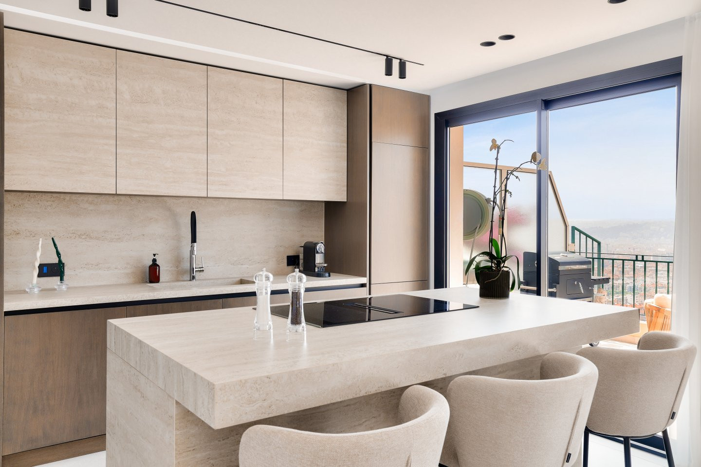 
                                                Vente
                                                 NICE - Mont Boron - Magnifique Penthouse de 120 m² entièrement rénové avec une terrasse de 80 m² et vue panoramique